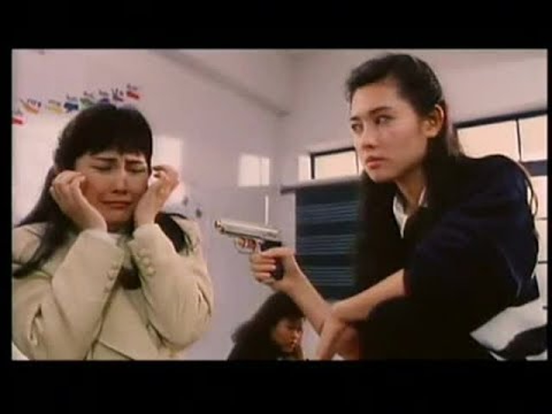 戲中各個角色幻想自己可隨心所欽做一件事,李麗珍扮演的小學教師拿槍教訓不負責任的校長。(網上圖片) 戲中各個角色幻想自己可隨心所欽做一件事,李麗珍扮演的小學教師拿槍教訓不負責任的校長。(網上圖片)