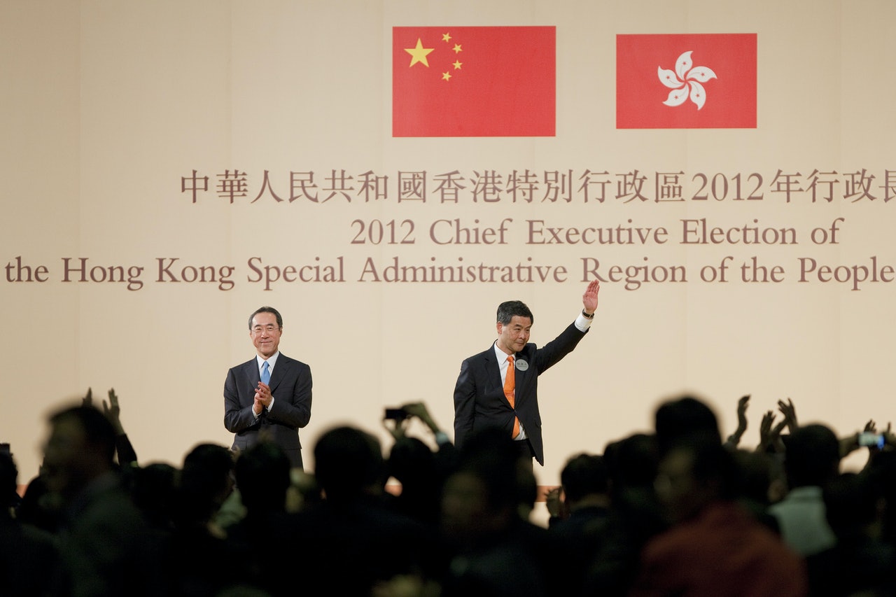 現屆行政長官梁振英(右)任期將於明年6月30日屆滿,政府宣布來屆選舉將於明年3月26日舉行。(Getty Images) 現屆行政長官梁振英(右)任期將於明年6月30日屆滿,政府宣布來屆選舉將於明年3月26日舉行。(Getty Images)