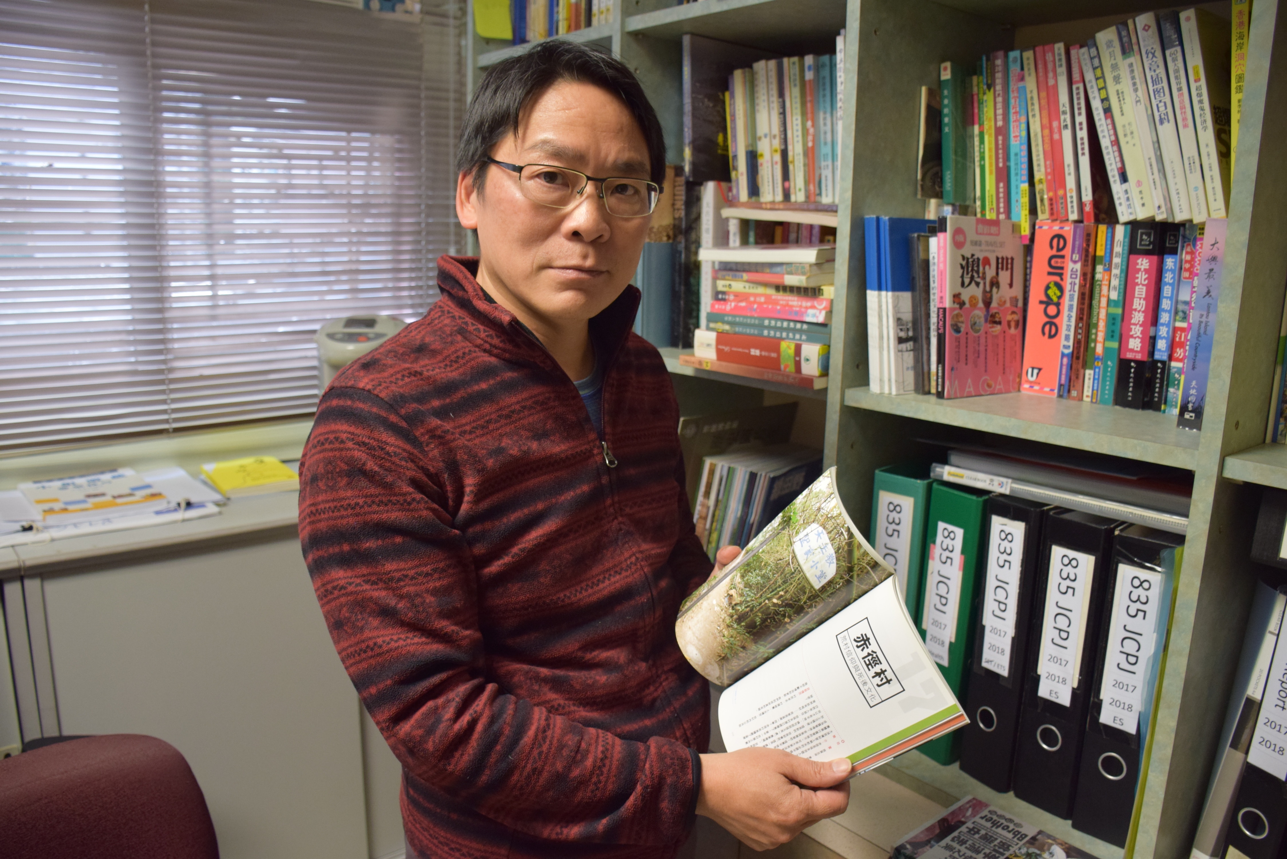 劉李林幾年前撰寫了《香港廢墟導賞》，是香港少有介紹廢墟的書籍。（顏銘輝攝）