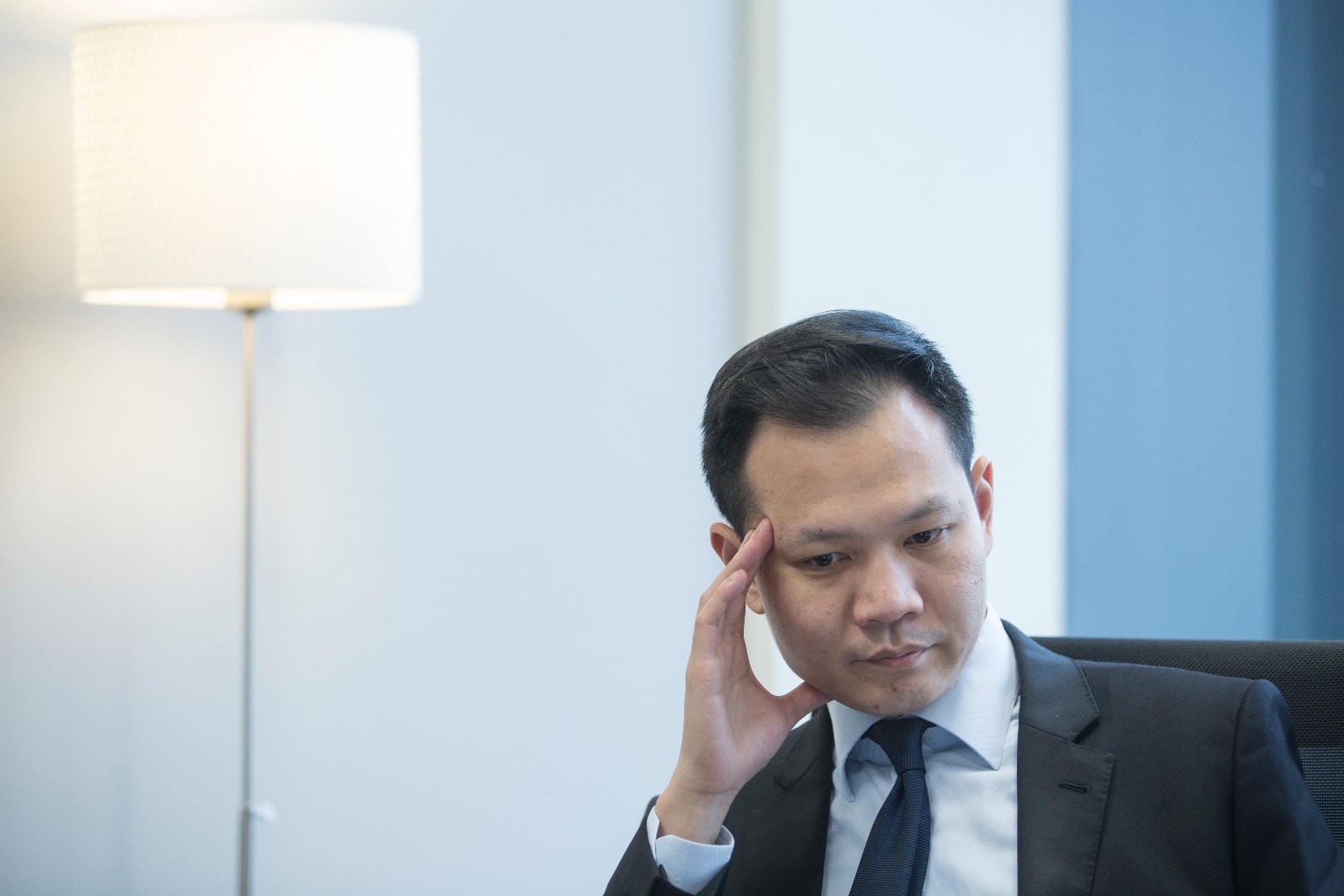 大律師兼立法會議員郭榮鏗仔細翻閱記者調查的文件，認為劉氏家族涉套丁行為的表面證據確實，地政總署應介入調查。（香港01記者攝）