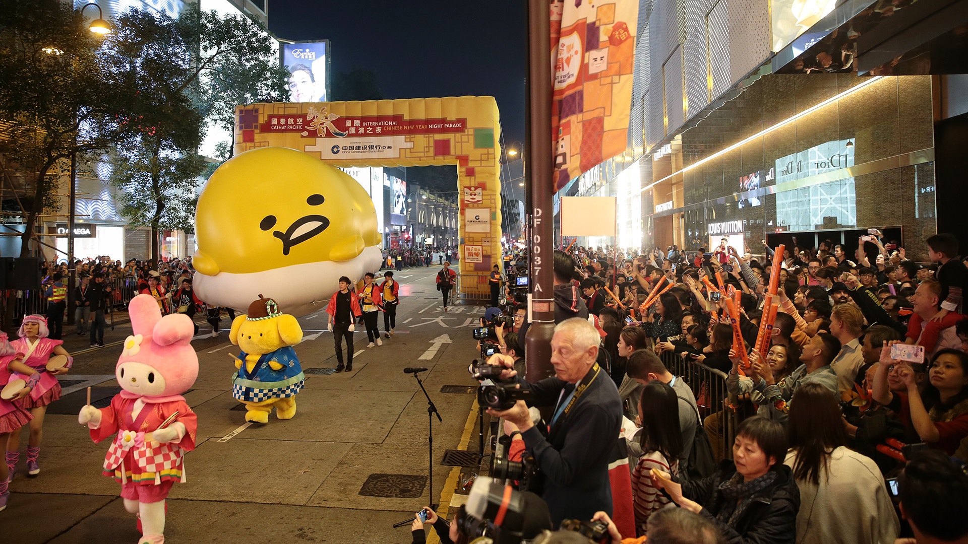 【農曆新年．圖話】花車巡遊尖咀行大運　年初一遊客感受節日氣氛