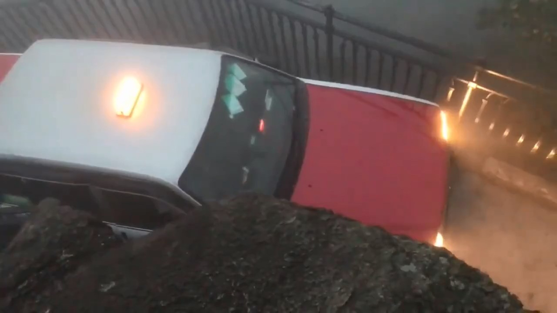 的士被困盧吉道,司機不斷扭軚及加油,最終要乱花車身才能通過。(互聯網) 的士被困盧吉道,司機不斷扭軚及加油,最終要乱花車身才能通過。(互聯網)