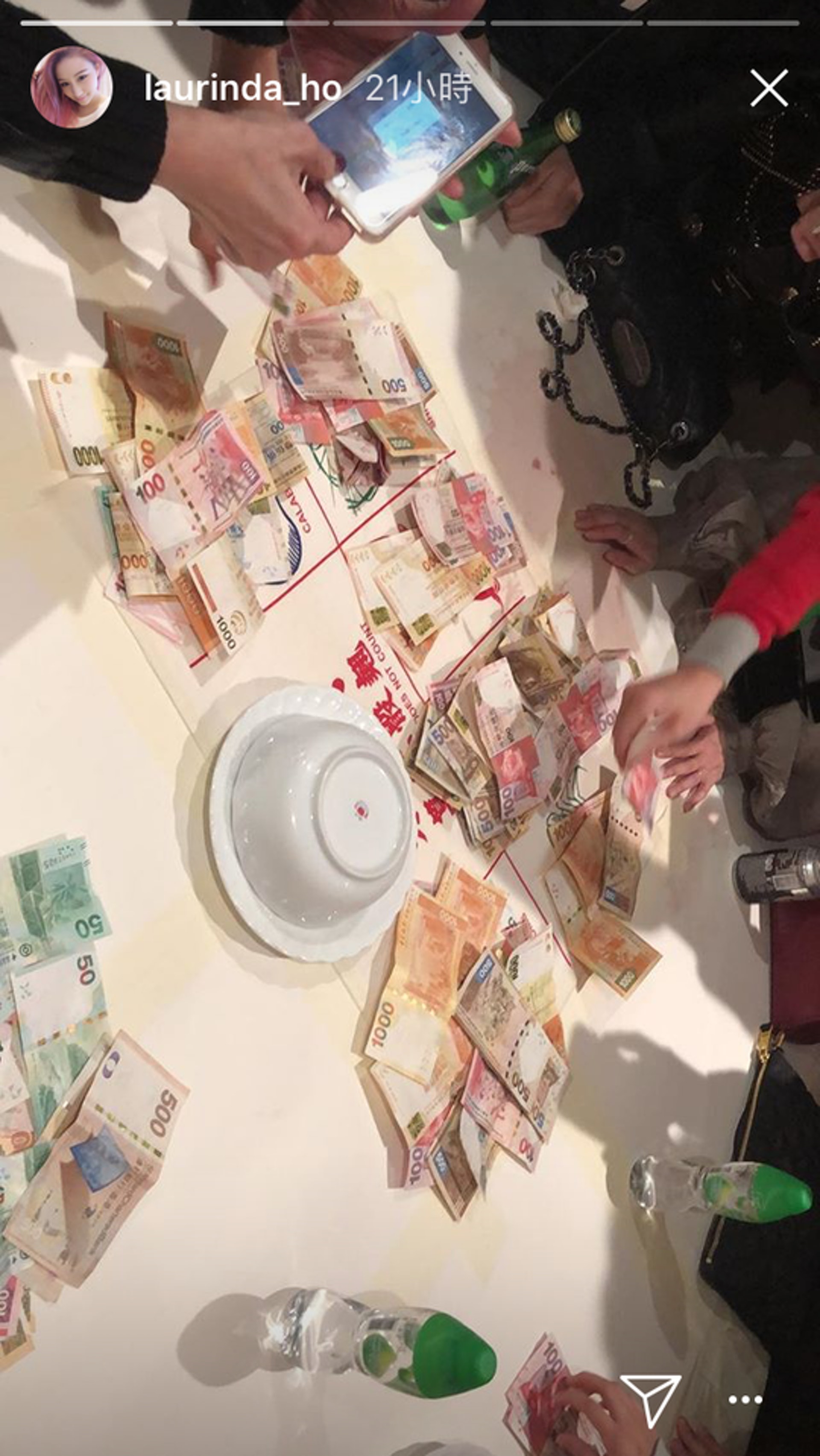 何超蓮於個人IG上載即時動態,一張張金牛真係睇到眼都突。 (網絡擷圖) 何超蓮於個人IG上載即時動態,一張張金牛真係睇到眼都突。 (網絡擷圖)
