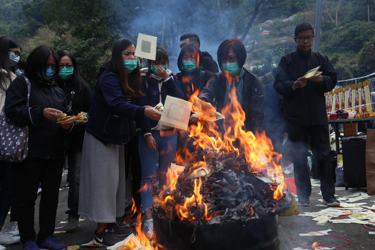 意外過後,死難者家屬沉痛地進行路祭悼念。(資料圖片) 意外過後,死難者家屬沉痛地進行路祭悼念。(資料圖片)