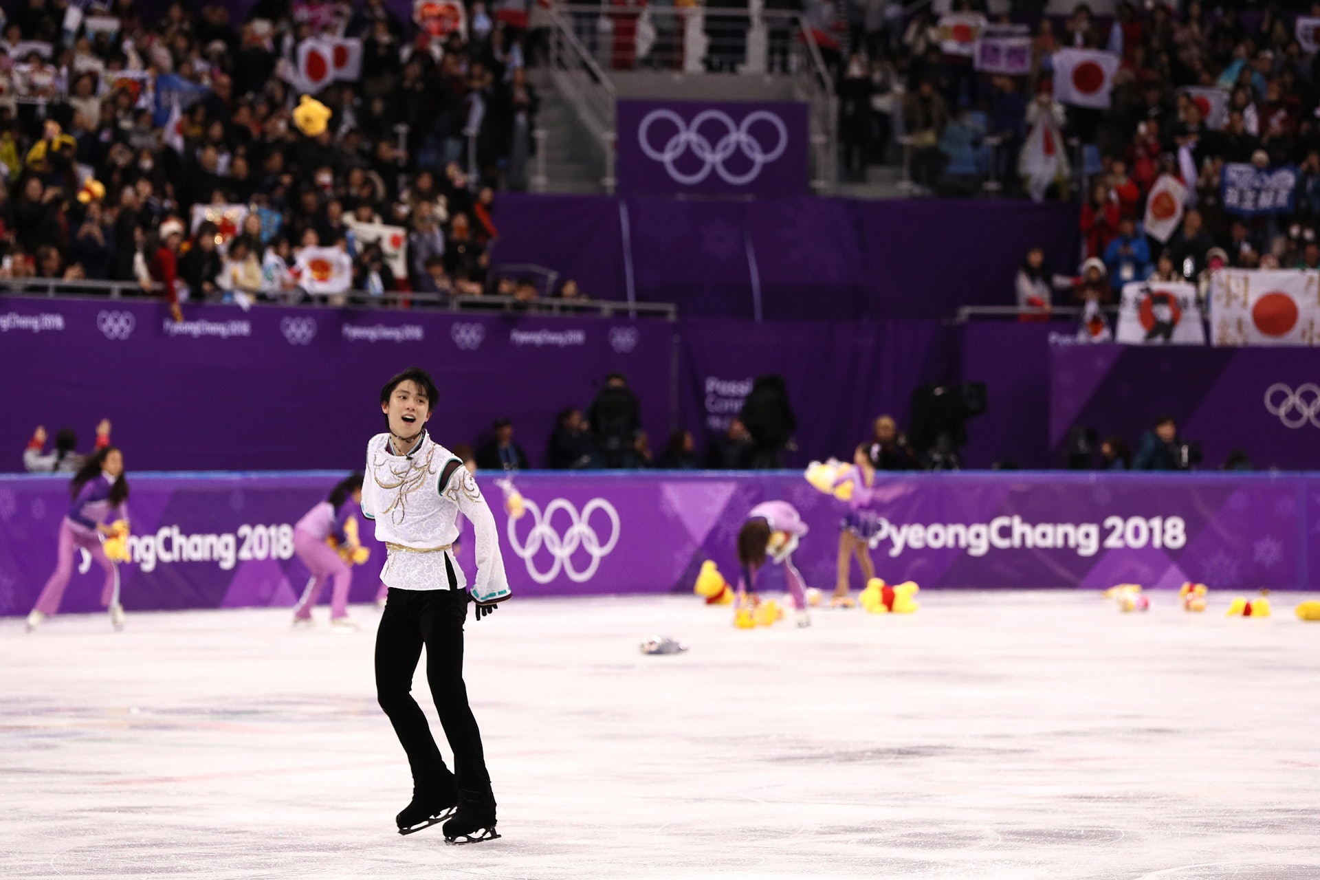 由於羽生結弦非常喜歡小熊維尼(Winnie the Pooh),所以每次的比賽完結,都會有大量毛公仔「飛」進場內。(視覺中國) 由於羽生結弦非常喜歡小熊維尼(Winnie the Pooh),所以每次的比賽完結,都會有大量毛公仔「飛」進場內。(視覺中國)
