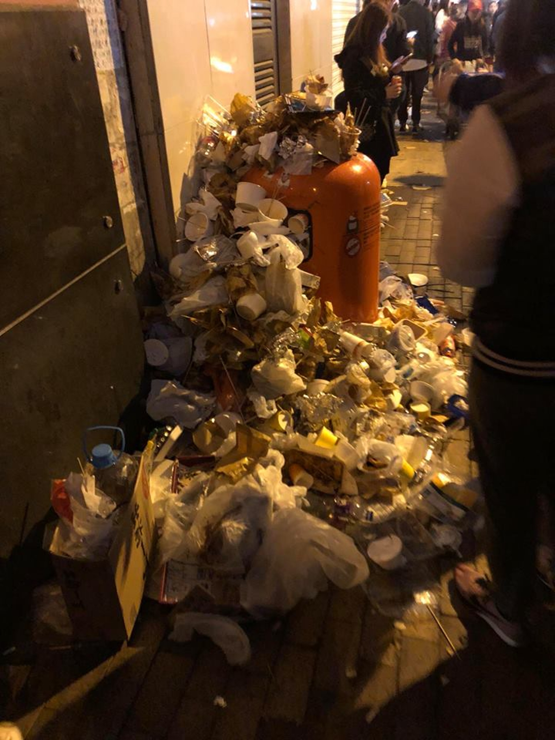 網民上載的圖片可見,不論垃圾筒旁、店舖外的梯級,都鋪滿了發泡膠碗、竹籤和紙袋等垃圾。(fb群組「香港突發事故報料區」圖片) 網民上載的圖片可見,不論垃圾筒旁、店舖外的梯級,都鋪滿了發泡膠碗、竹籤和紙袋等垃圾。(fb群組「香港突發事故報料區」圖片)