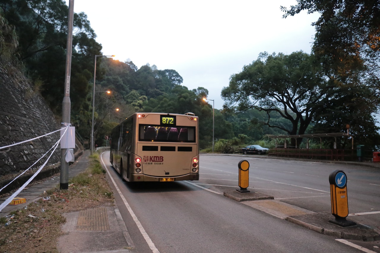 872單層巴士行經出事彎位時明顯減速。(余睿菁攝) 872單層巴士行經出事彎位時明顯減速。(余睿菁攝)