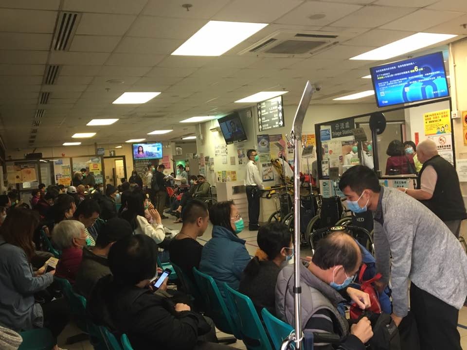 九龍東聯合醫院內科病房持續爆滿，昨日(4日)不少市民到急症室求診。（資料圖片）