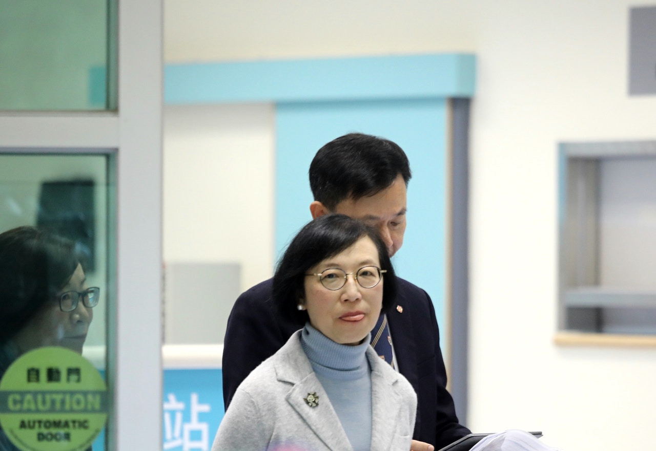 陳肇始引述醫護人員稱額外撥款和特別津貼能夠紓緩現時工作壓力。（盧翊銘攝）