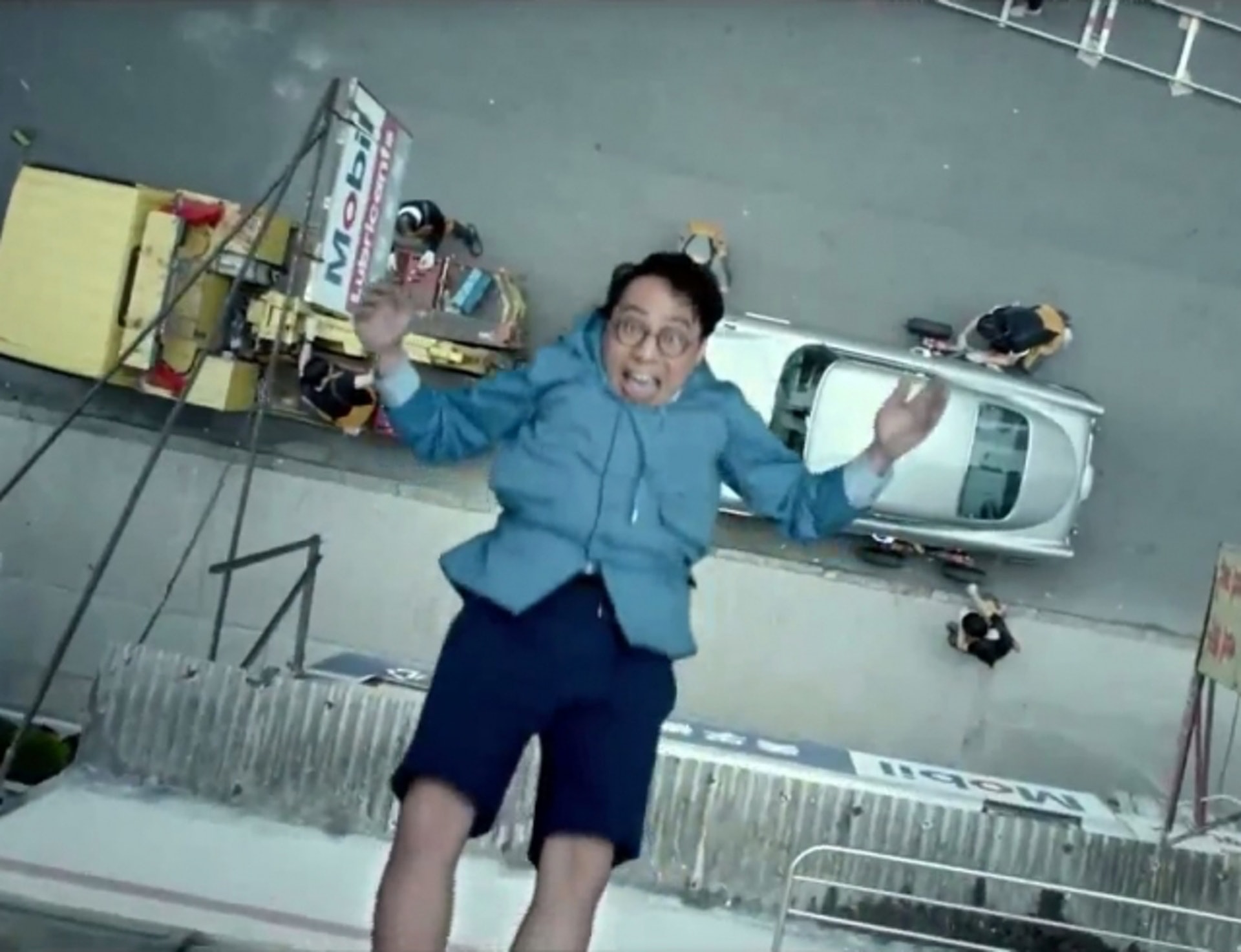 C君在戲中「被跳樓」,超好笑。 C君在戲中「被跳樓」,超好笑。