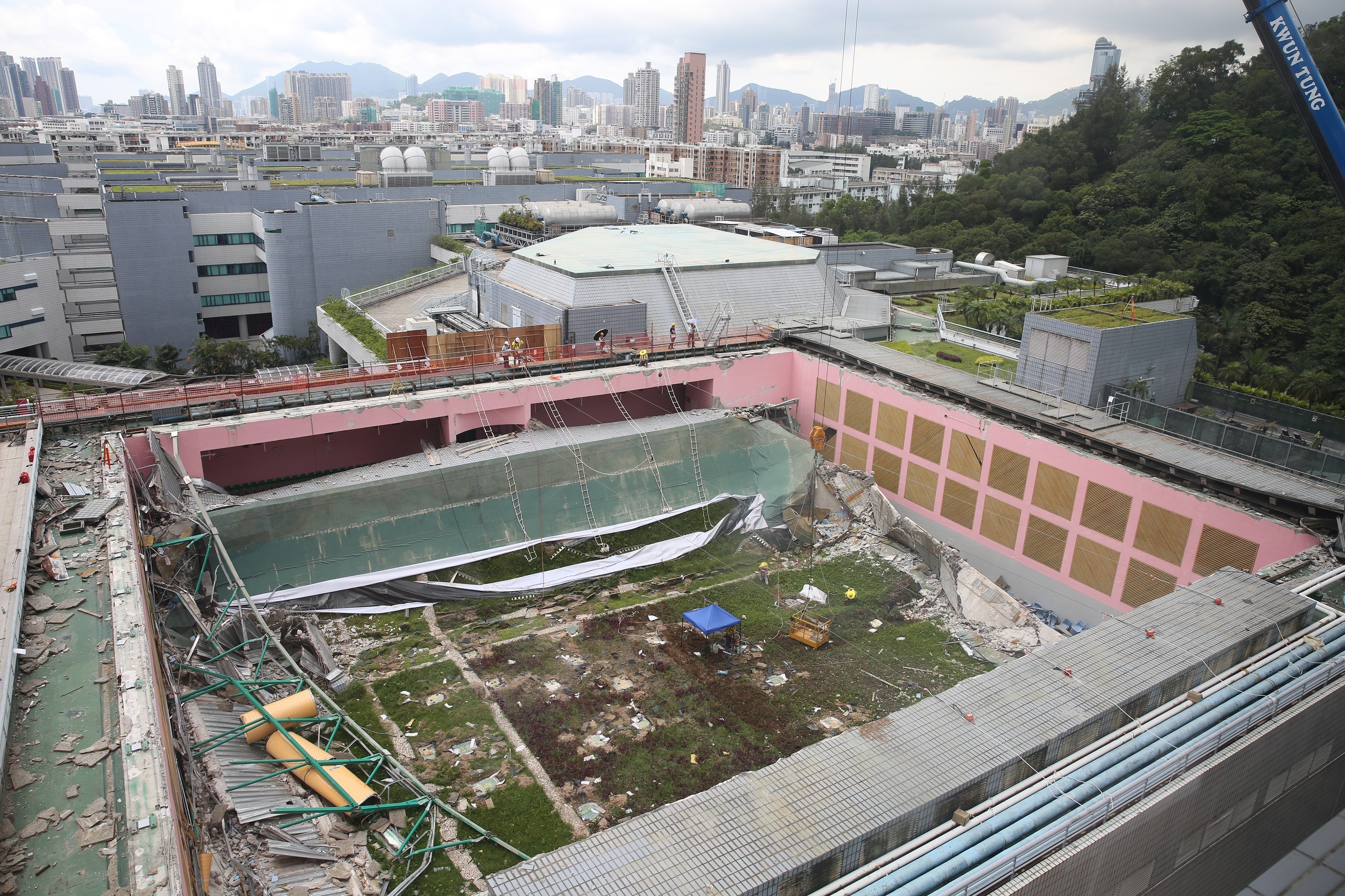 城市大學體育館胡法光運動中心綠化天台上周倒塌。（資料圖片）