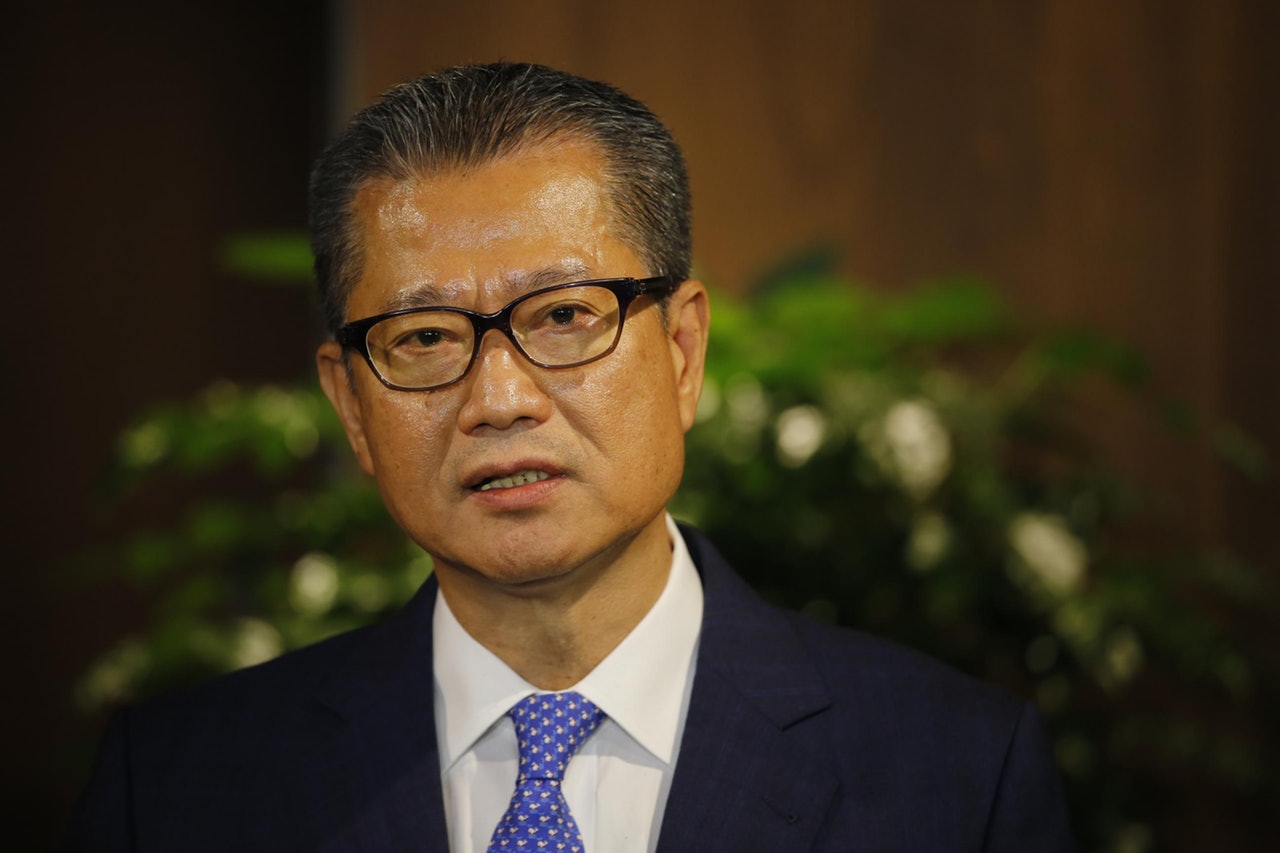 政府不願派現金,或因不想重演曾俊華派錢的不愉快回憶。(資料圖片) 政府不願派現金,或因不想重演曾俊華派錢的不愉快回憶。(資料圖片)