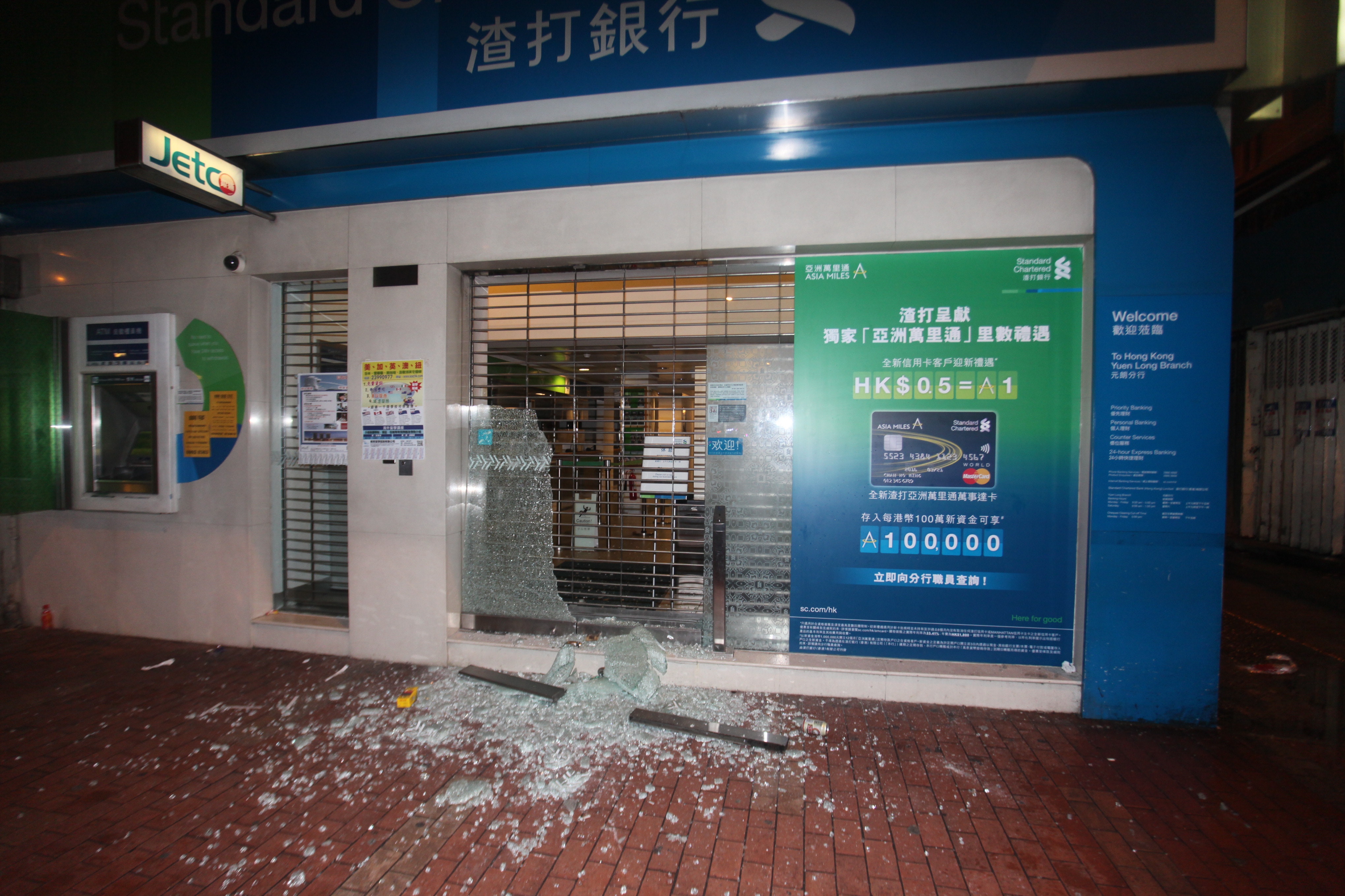 南亞醉漢飛磚掟爆銀行玻璃門