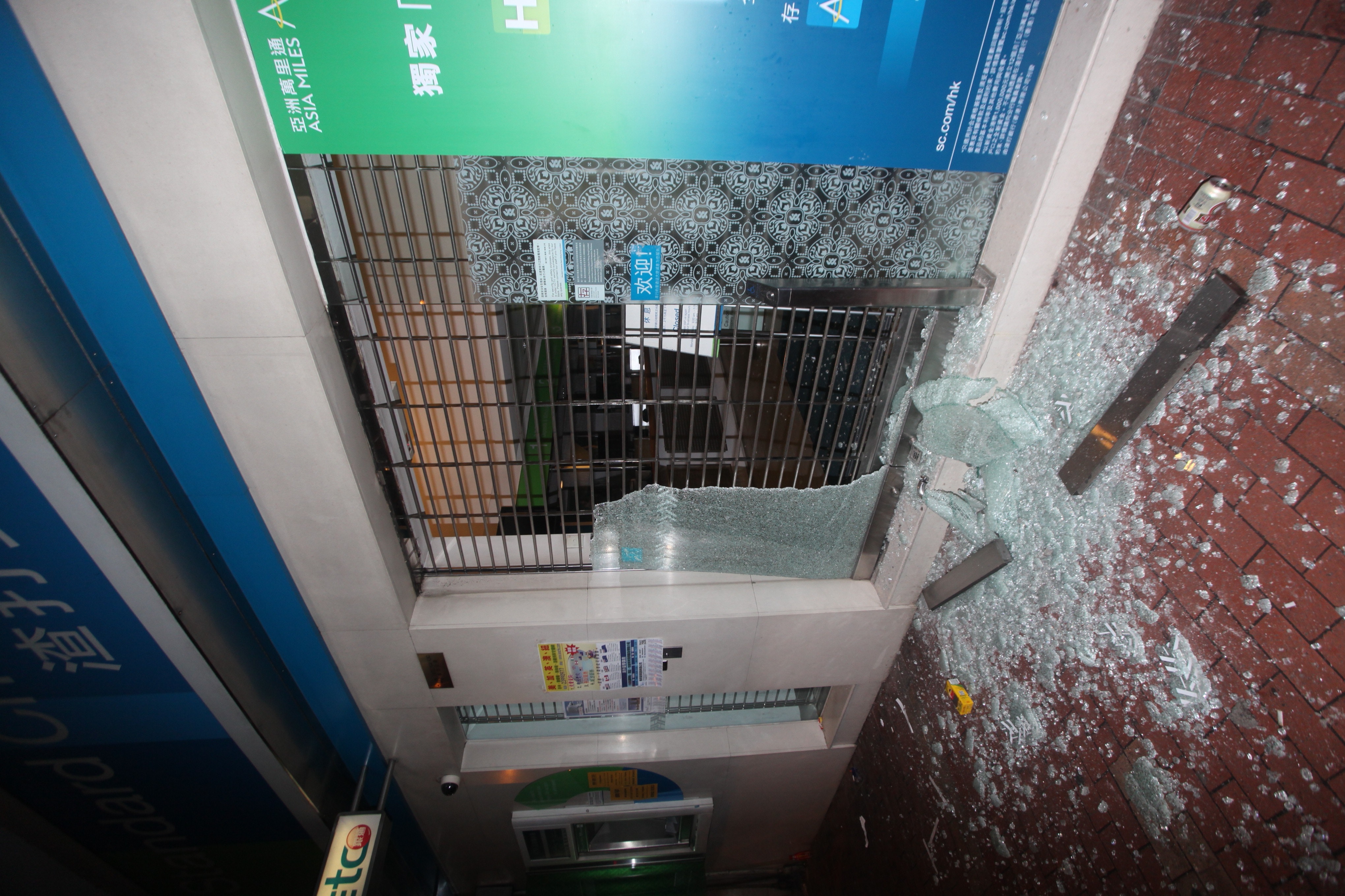 南亞醉漢飛磚掟爆銀行玻璃門