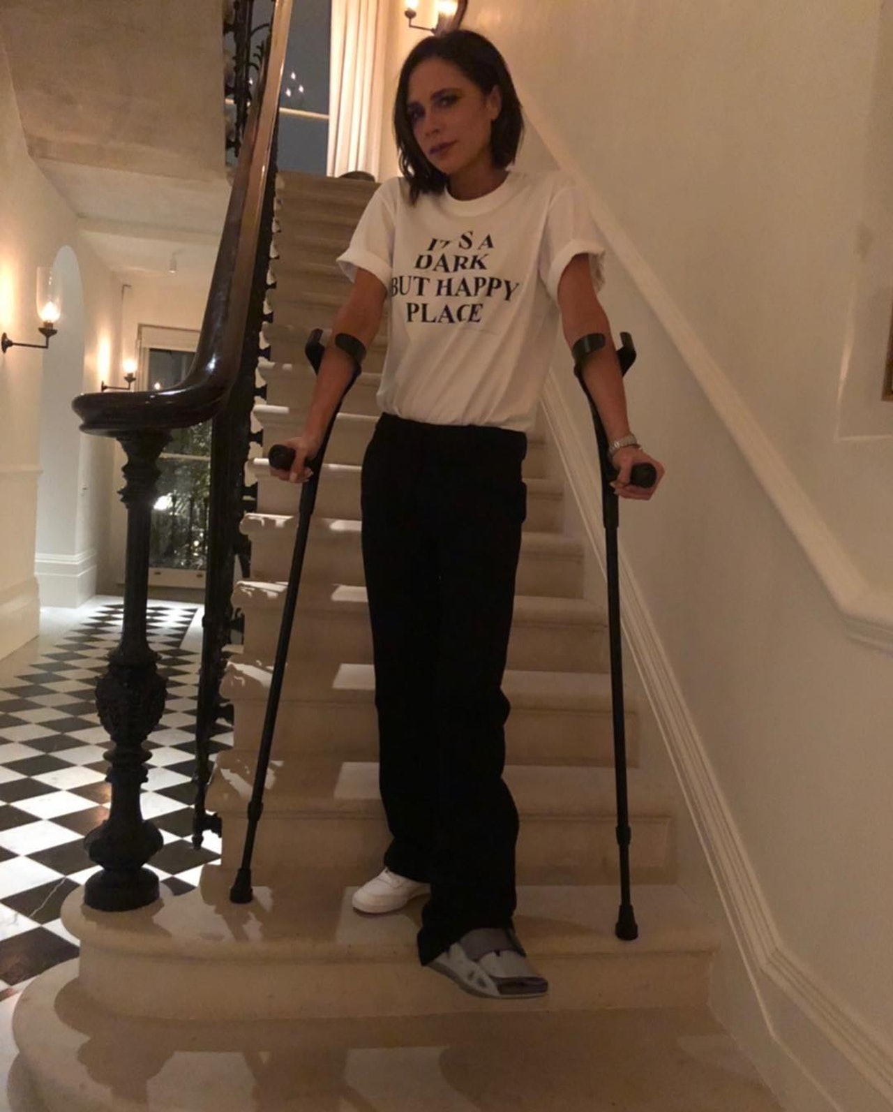 碧咸嫂在IG PO了一張撐拐杖的照片,粉絲留言為她打氣。(IG圖片) 碧咸嫂在IG PO了一張撐拐杖的照片,粉絲留言為她打氣。(IG圖片)