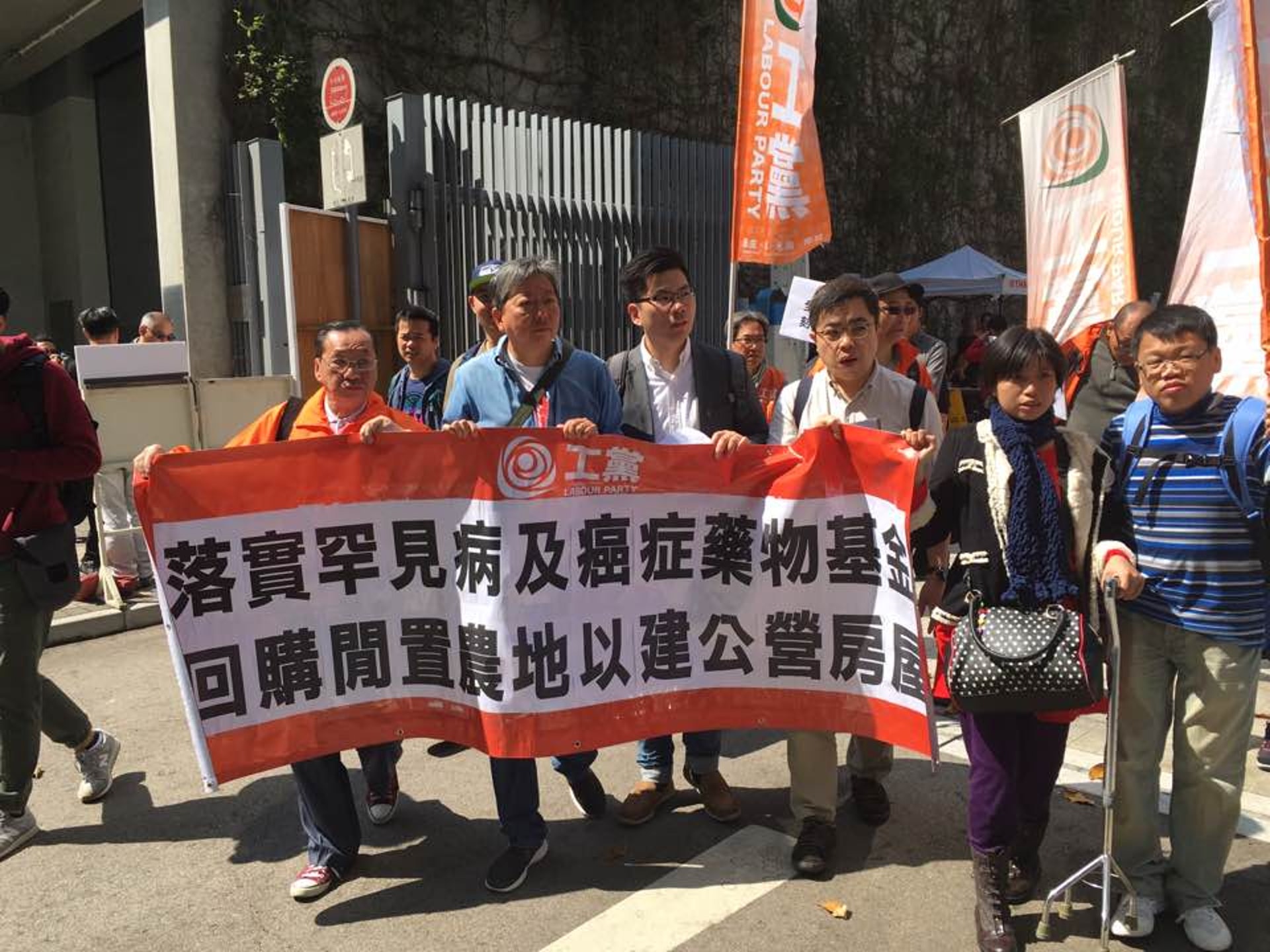 工黨建議政府額外增加經常開支,增撥資源予醫管局及大學,增加醫護人員的培訓,並盡快推行全民退休保障。(潘希橋攝) 工黨建議政府額外增加經常開支,增撥資源予醫管局及大學,增加醫護人員的培訓,並盡快推行全民退休保障。(潘希橋攝)