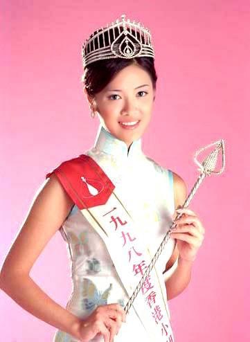 1998年向海嵐連奪最上鏡小姐、環球美態大獎、動感都會大使，以四料冠軍姿態入行。（網上圖片）