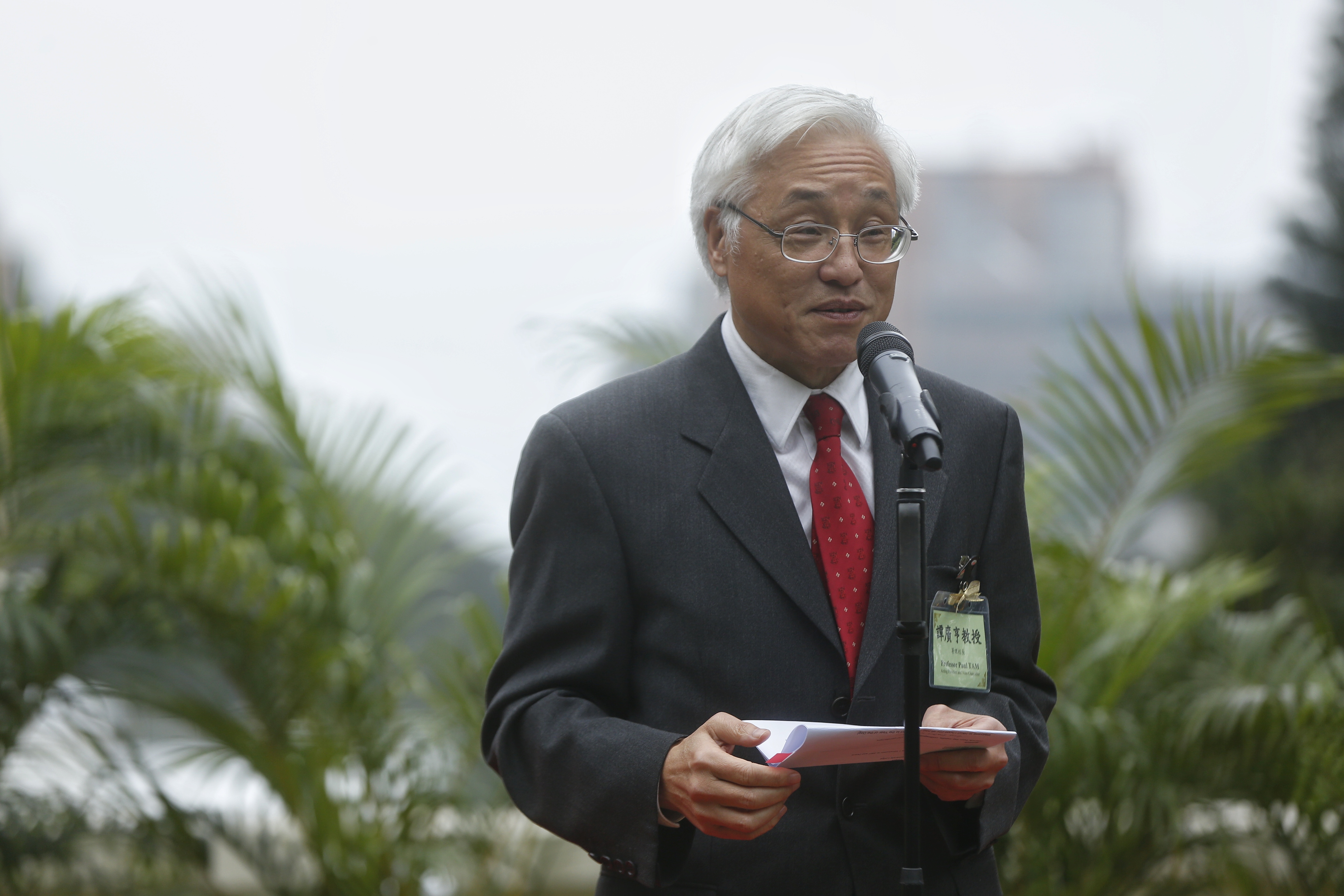 港大今（26日）舉行傳媒春茗，署任校長譚廣亨恭祝傳媒朋友在狗年身體健康、事事順利。(張浩維攝)