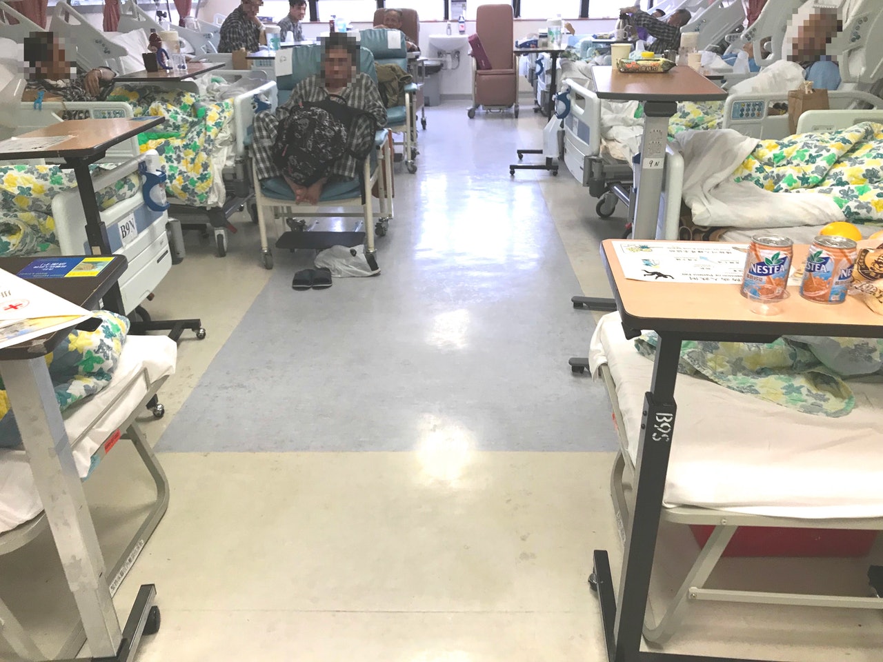 仁濟醫院男骨科病房的病床逼爆,除了增加10張臨時病床,還增加15張臨時病椅。有病人將身體蜷曲安坐椅子。椅背左上角有白色的號碼牌,猶如是病床號碼。(香港01記者攝) 仁濟醫院男骨科病房的病床逼爆,除了增加10張臨時病床,還增加15張臨時病椅。有病人將身體蜷曲安坐椅子。椅背左上角有白色的號碼牌,猶如是病床號碼。(香港01記者攝)