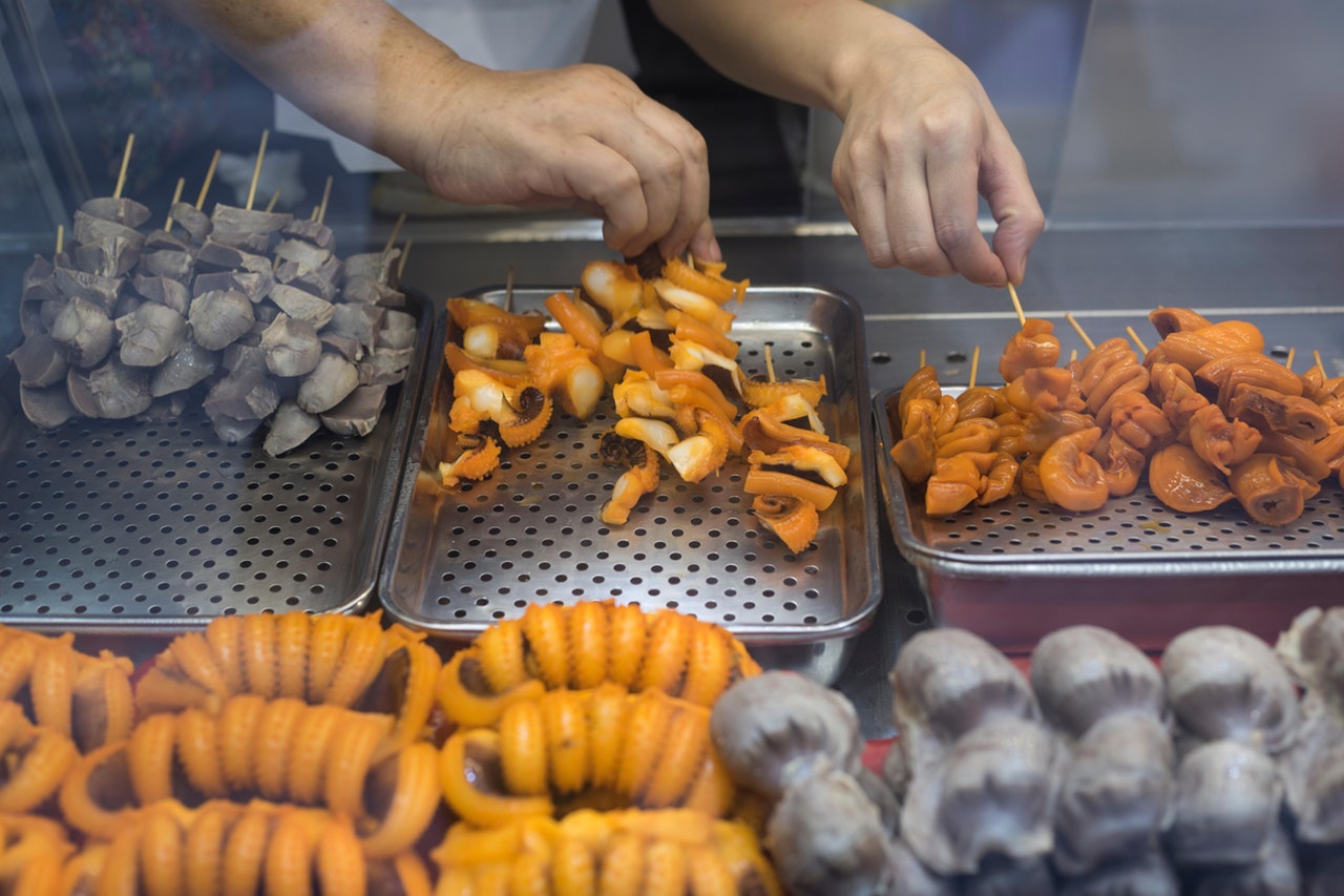 墨魚、生腸都是常見的街頭小吃。(資料圖片) 墨魚、生腸都是常見的街頭小吃。(資料圖片)