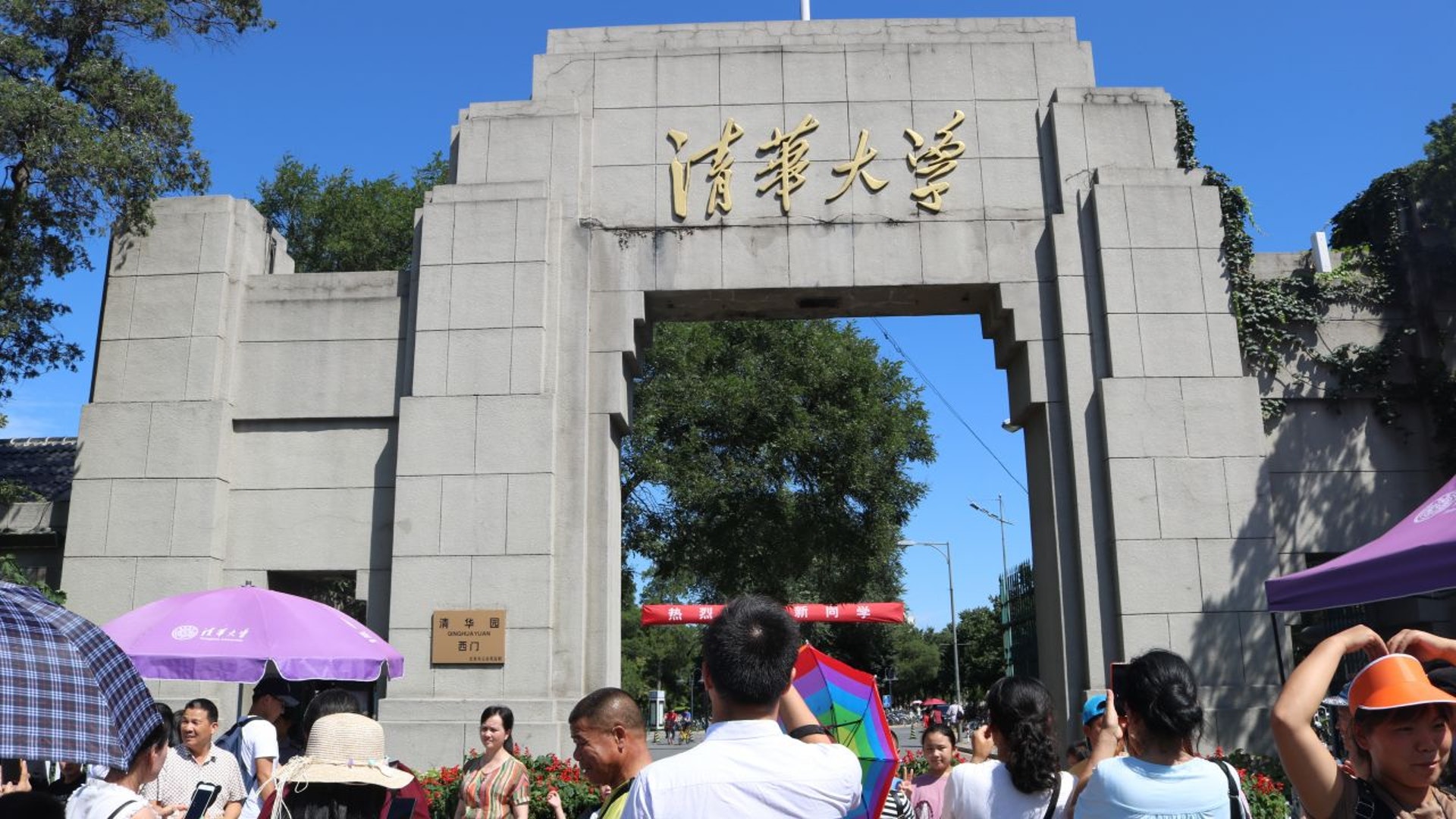 國家教育部早前公布,香港文憑考試可免考內地聯招,報讀102所內地高等院校。(視覺中國) 國家教育部早前公布,香港文憑考試可免考內地聯招,報讀102所內地高等院校。(視覺中國)