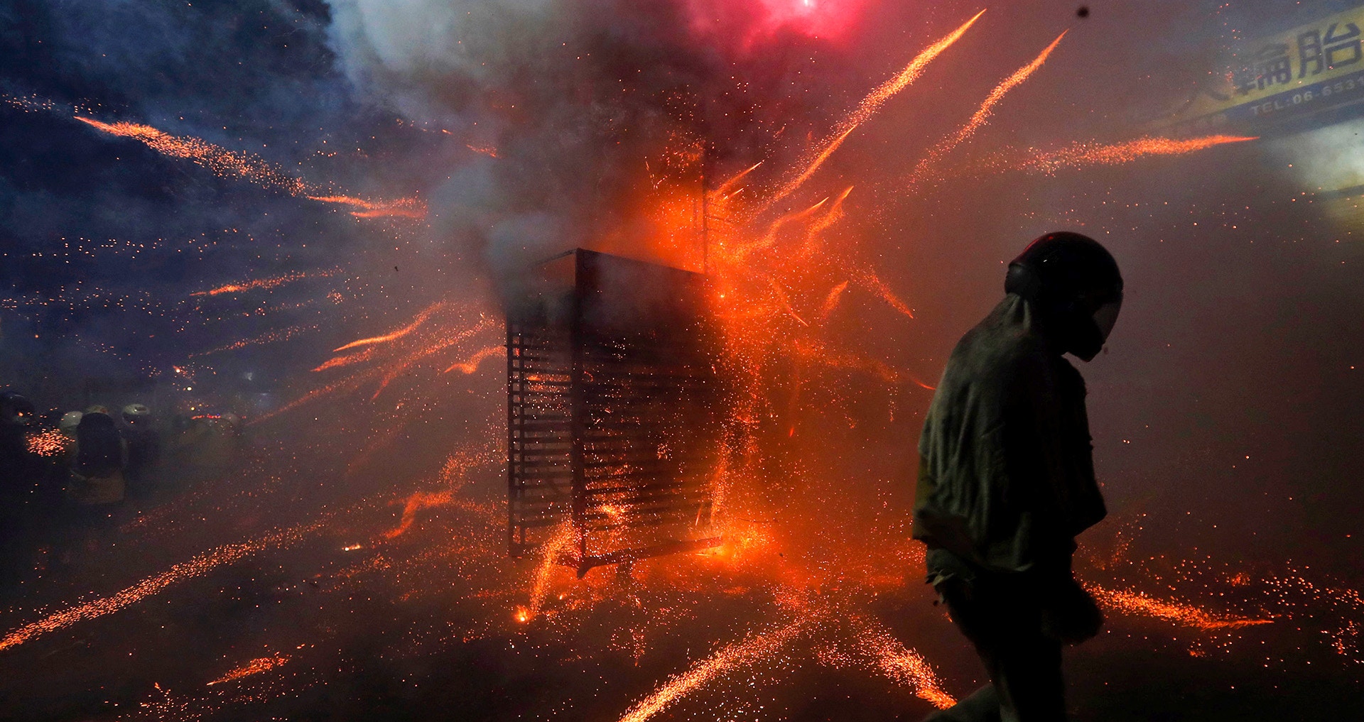 【圖輯】戴上頭盔穿街過巷　台南「鹽水蜂炮」火花四濺