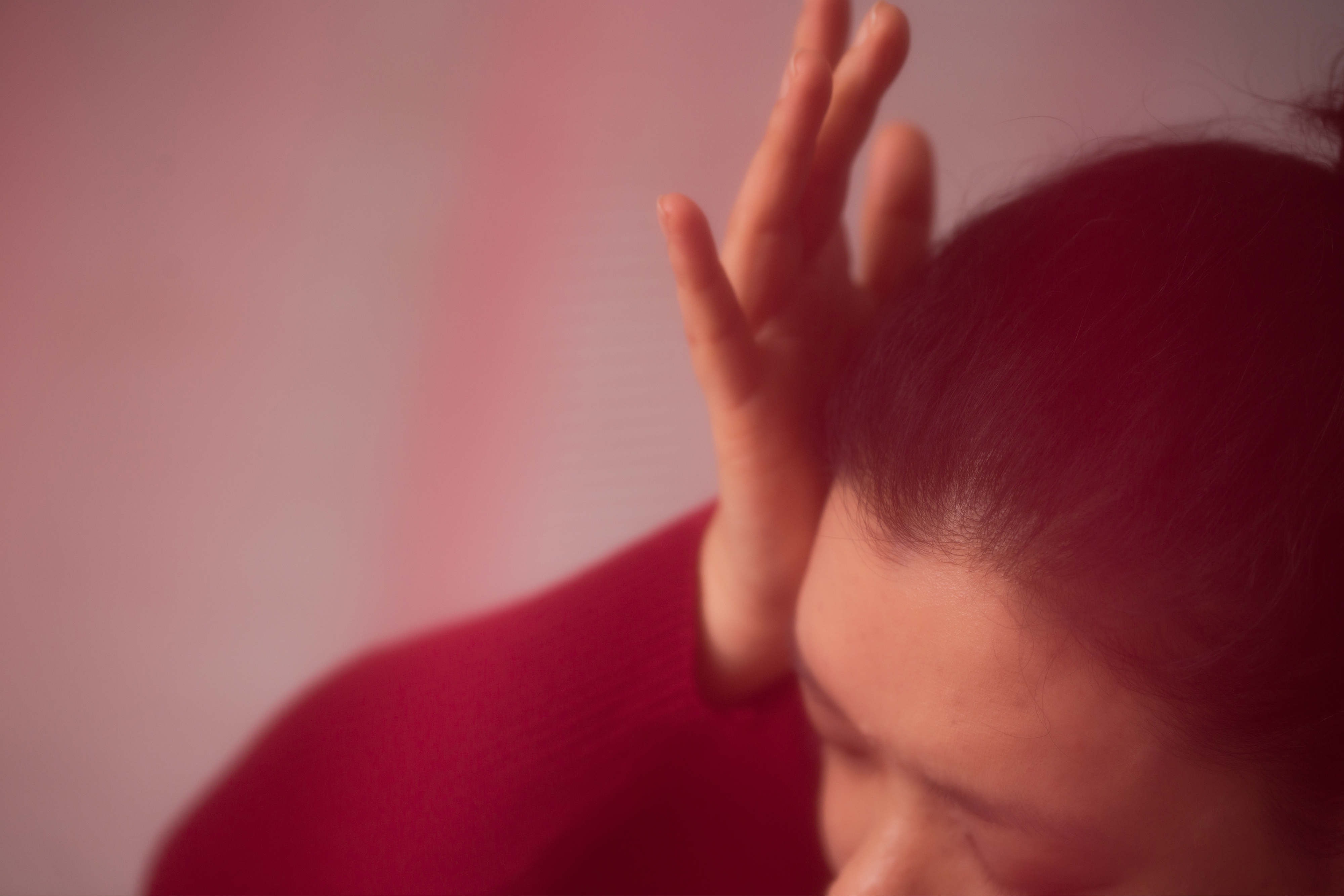Karen是一名售貨員，她形容來經時上班頭痛肚痛大腿痛，只能勉強黑口黑臉對着人。（黃寶瑩攝）