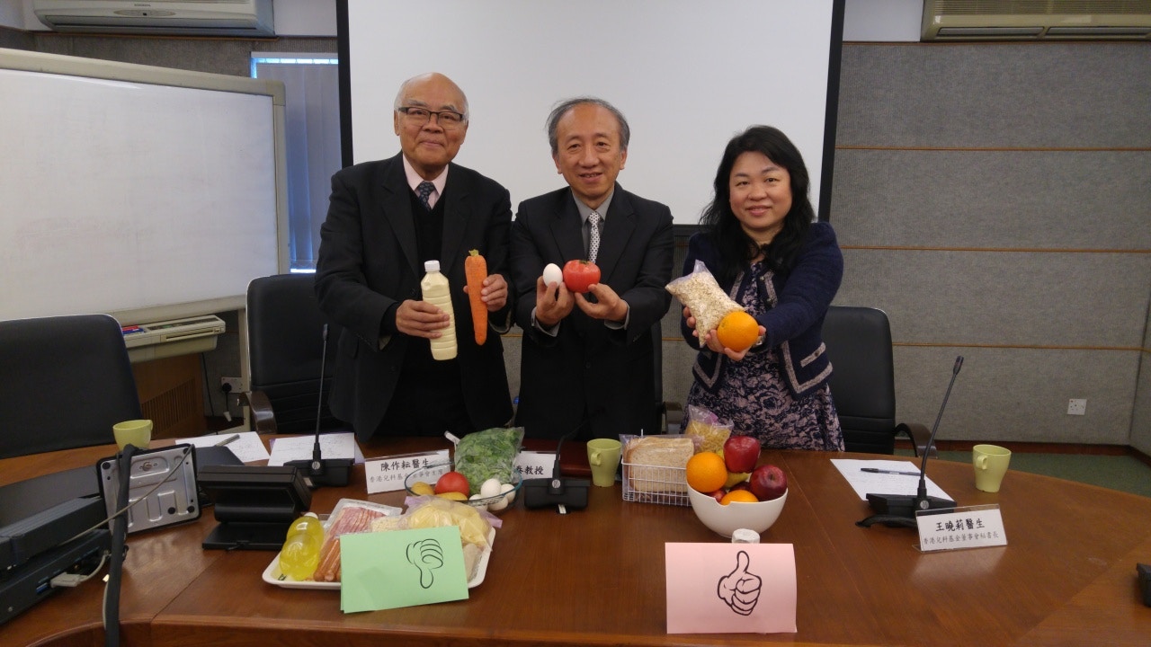 王曉莉（右）指，6個月大嬰兒剛剛開始學習吞吃固體食物至3、4歲大，是最易食物鯁喉。（資料圖片）