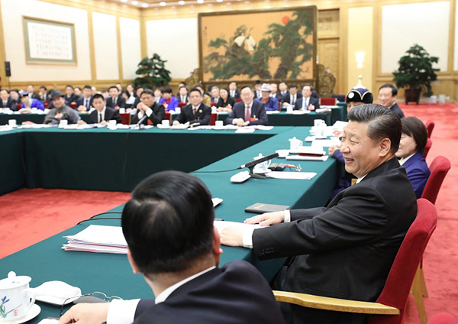 習近平來到人大內蒙古代表團參加審議。(彭湃新聞) 習近平來到人大內蒙古代表團參加審議。(彭湃新聞)