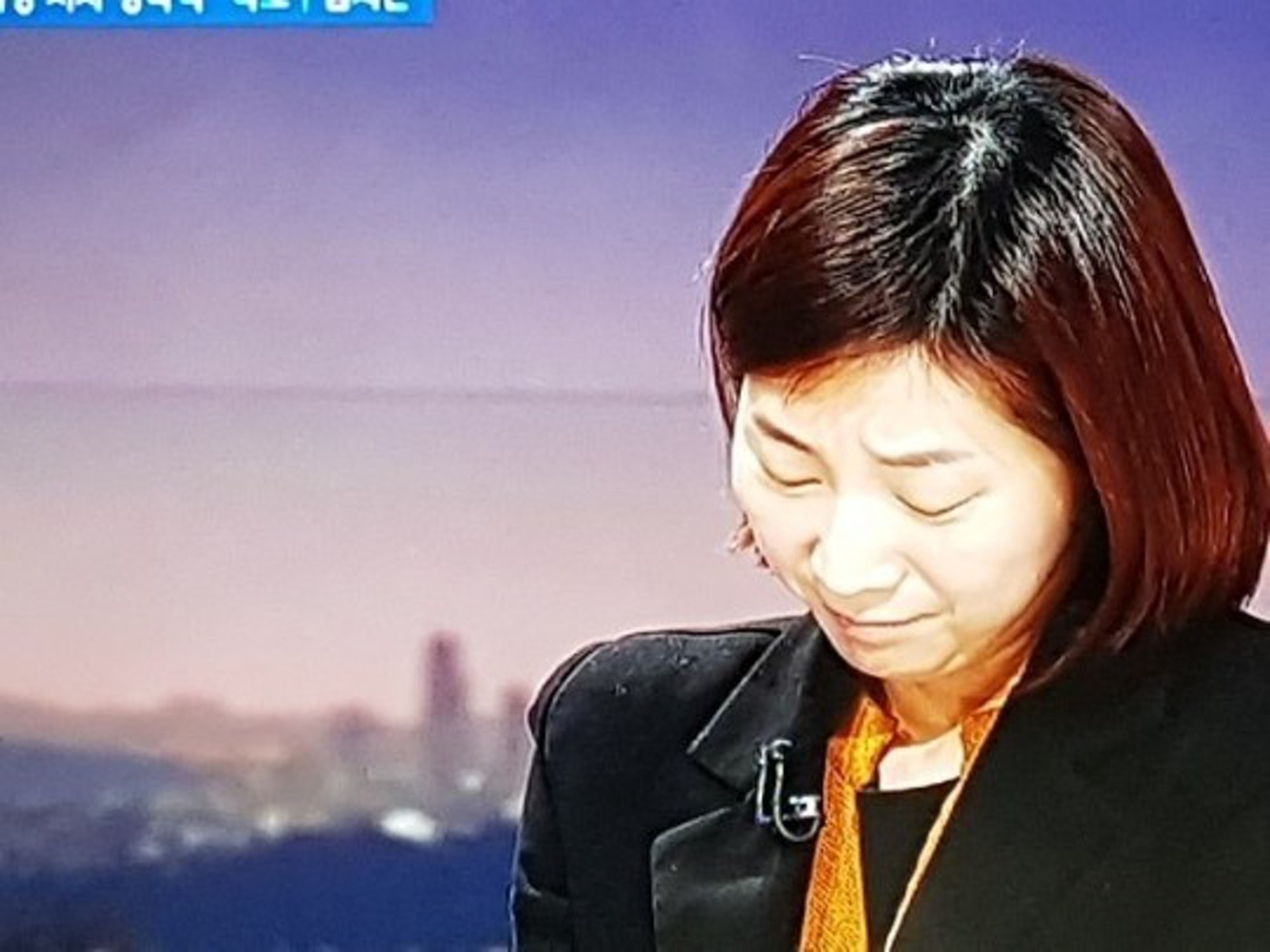 報案人金智恩周一(5日)在電視節目親身講述被安熙正侵犯經過,說到激動是更當場落淚。(網上截圖)