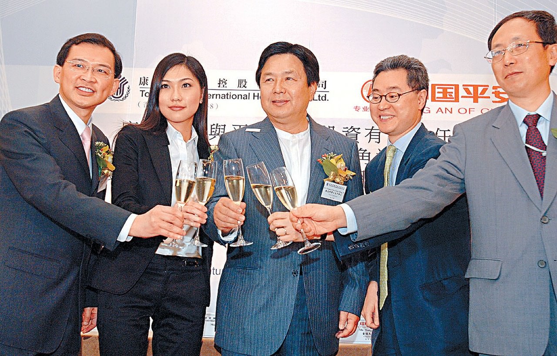 「玩具大王」蔡志明﹙中﹚或會成康宏相關訴訟中的被告。﹙視覺中國﹚ 「玩具大王」蔡志明﹙中﹚或會成康宏相關訴訟中的被告。﹙視覺中國﹚