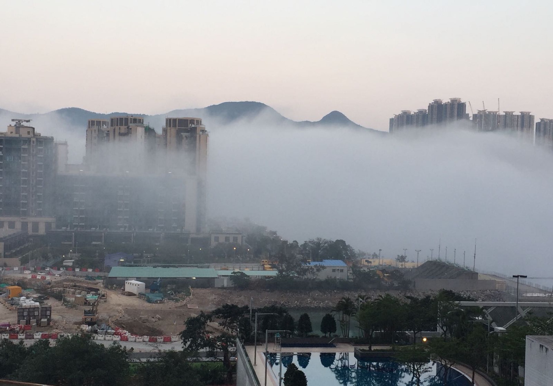 將軍澳清水灣半島外近日雲霧彌漫,由於地域上為一個內灣,當海霧由東面吹入時,往往首當其衝。(區議員陳繼偉提供相片) 將軍澳清水灣半島外近日雲霧彌漫,由於地域上為一個內灣,當海霧由東面吹入時,往往首當其衝。(區議員陳繼偉提供相片)