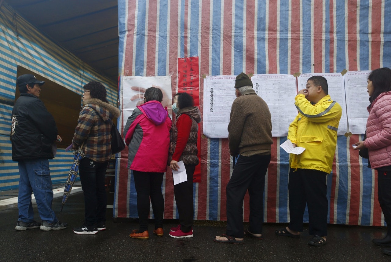 台灣今天舉行大選,圖為選民排隊投票。(路透社) 台灣今天舉行大選,圖為選民排隊投票。(路透社)