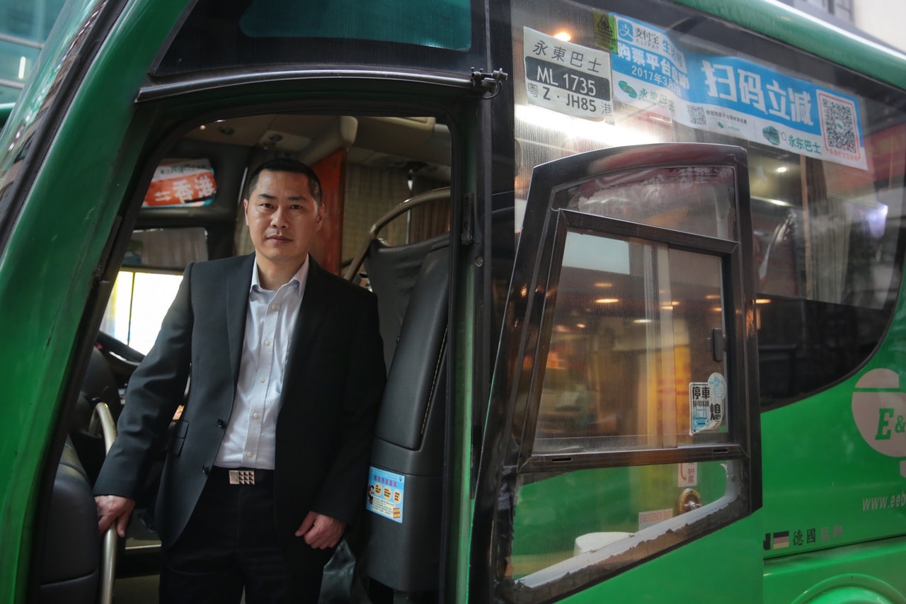 蔡順基表示,隨著港珠澳大橋即將開通,其公司計劃開辦東九龍來往澳門跨境巴士線。(李澤彤攝) 蔡順基表示,隨著港珠澳大橋即將開通,其公司計劃開辦東九龍來往澳門跨境巴士線。(李澤彤攝)
