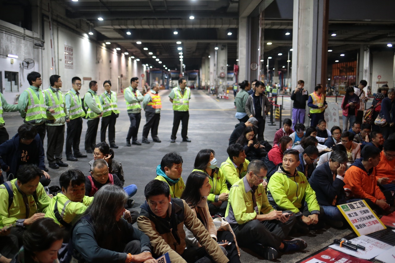 九巴早前解僱4名參與上月罷工的車長，觸發堵塞荔枝角車廠行動。（資料圖片/羅君豪攝）