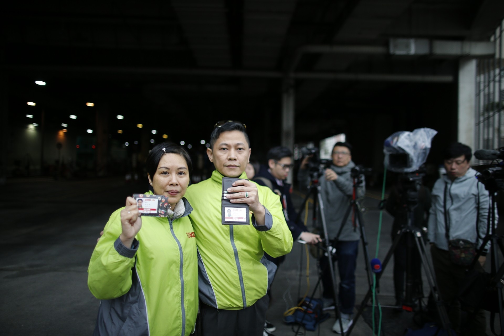 葉蔚琳及其丈夫劉卓恒今天取回員工證，獲安排暫時留廠。（梁鵬威攝）