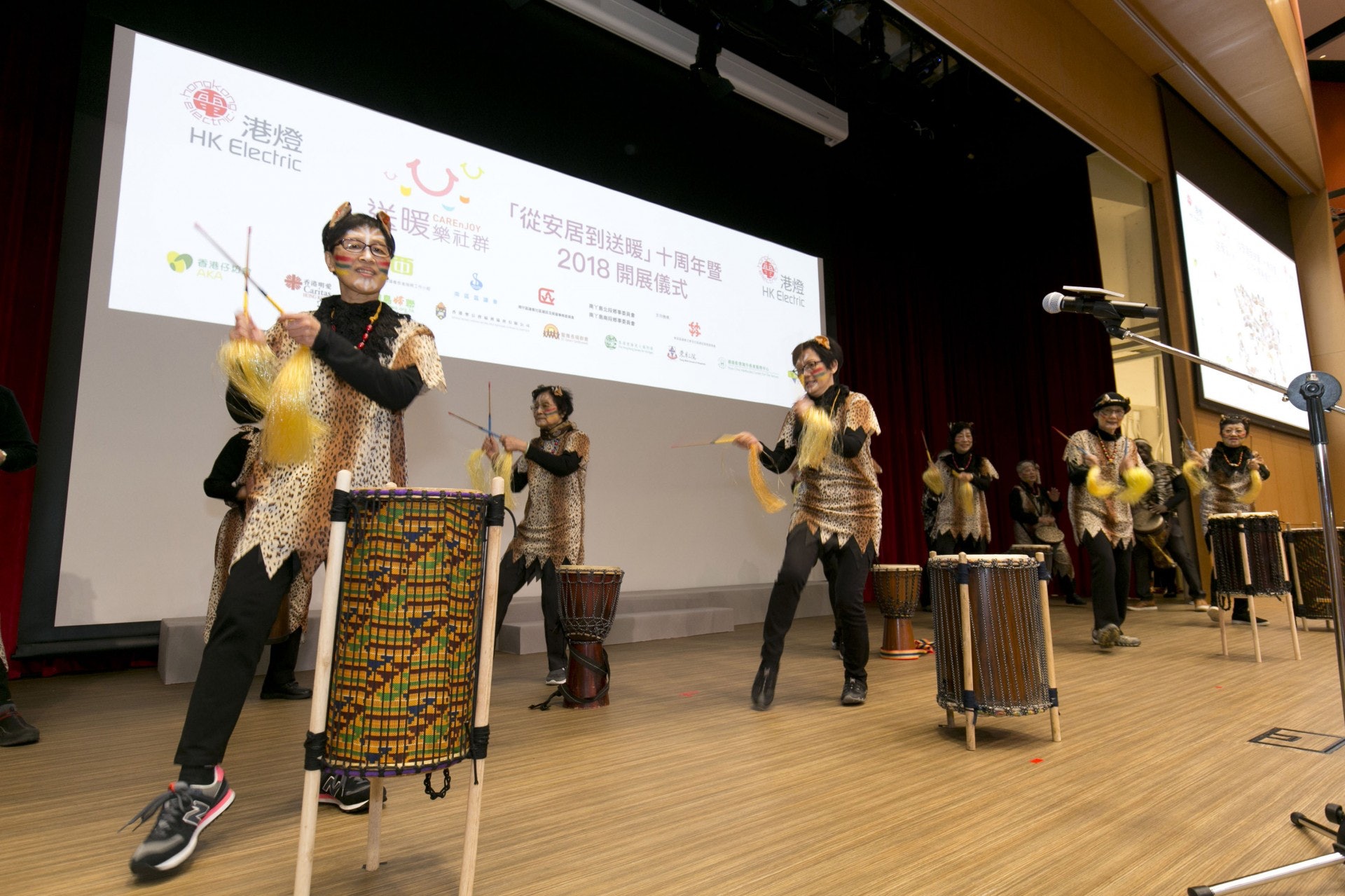 數位長者表演非洲鼓,增添現場互動,為觀眾帶來不少 歡樂。(港燈提供圖片) 數位長者表演非洲鼓,增添現場互動,為觀眾帶來不少 歡樂。(港燈提供圖片)