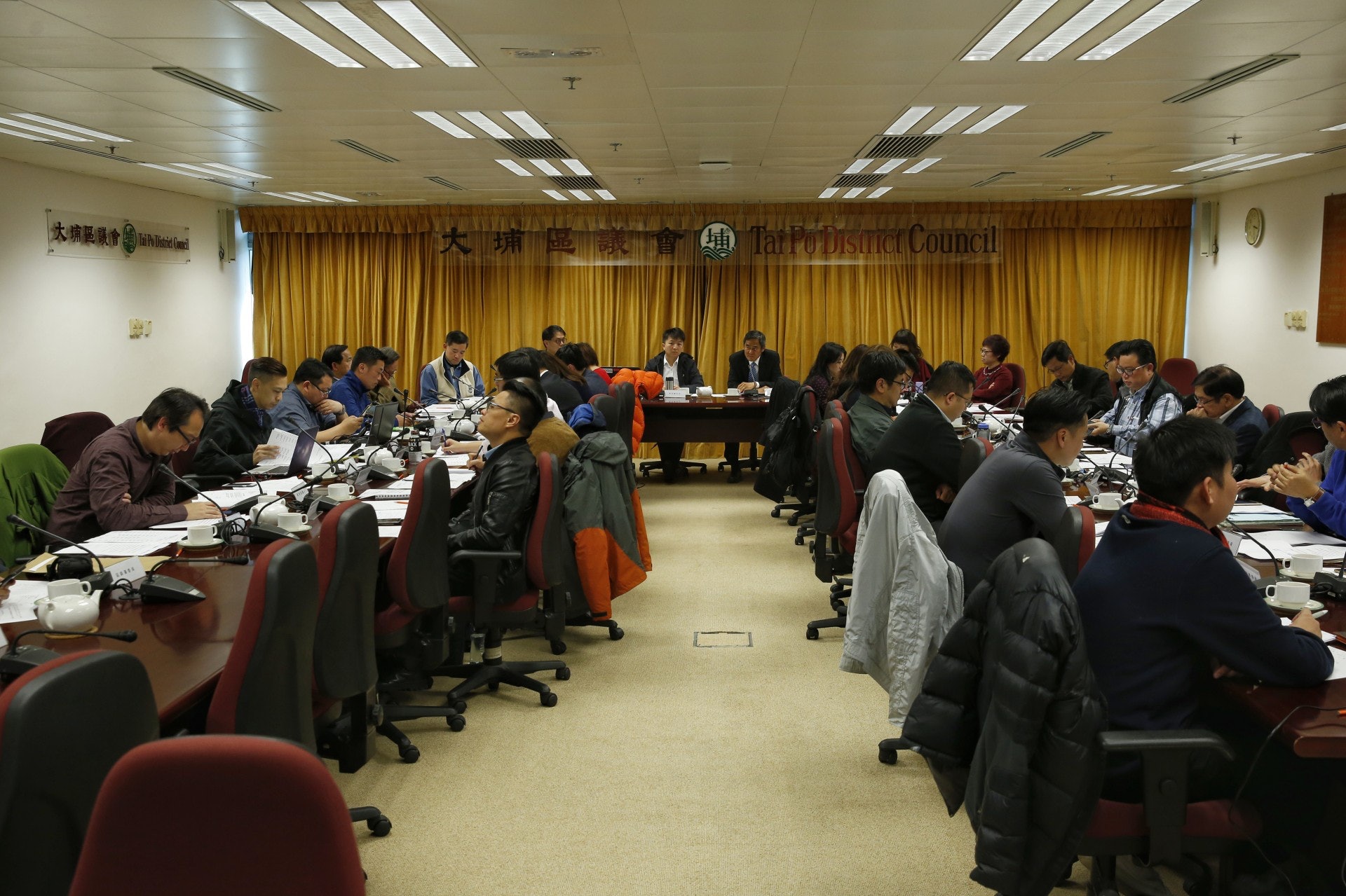 大埔區議會今午(9日)召開的交通及運輸委員會會議上,運輸署代表指會正檢討有關路段速度限制和道路警告標記。(張浩維攝) 大埔區議會今午(9日)召開的交通及運輸委員會會議上,運輸署代表指會正檢討有關路段速度限制和道路警告標記。(張浩維攝)