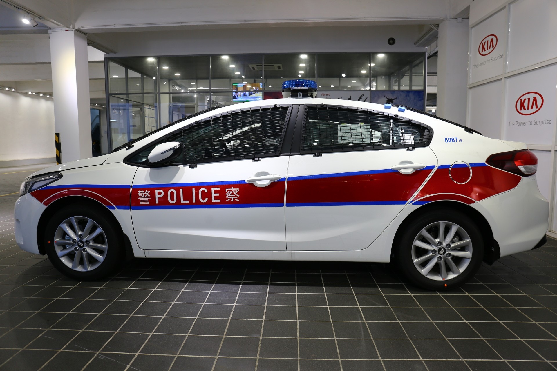 韓風警車 韓製kia變身警車外表 圓潤 維修中心現真身