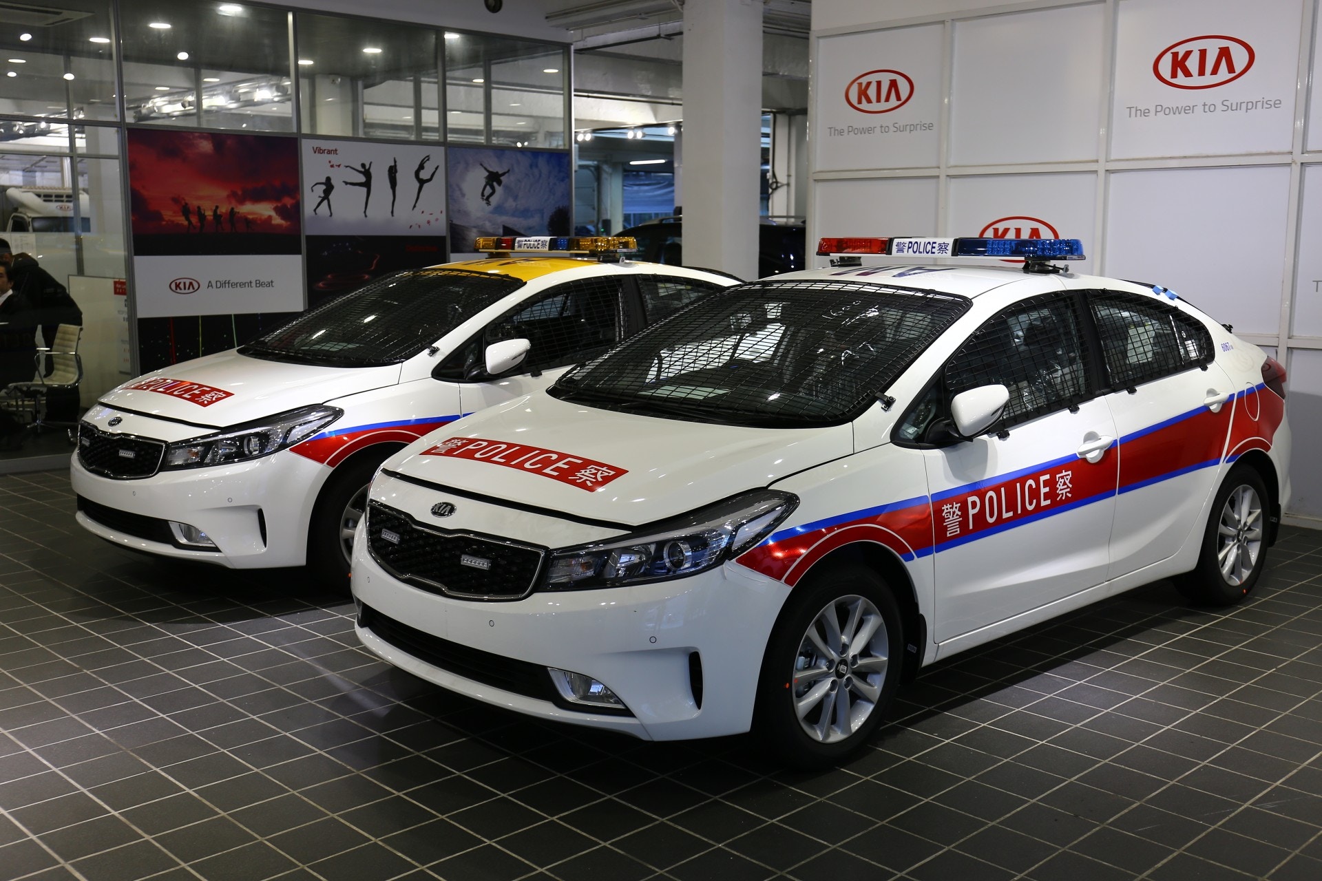 韓風警車 韓製kia變身警車外表 圓潤 維修中心現真身