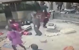 福州市一輛中型載客小巴突然失控衝向人群，網傳至少釀成4死6傷。（網上圖片）