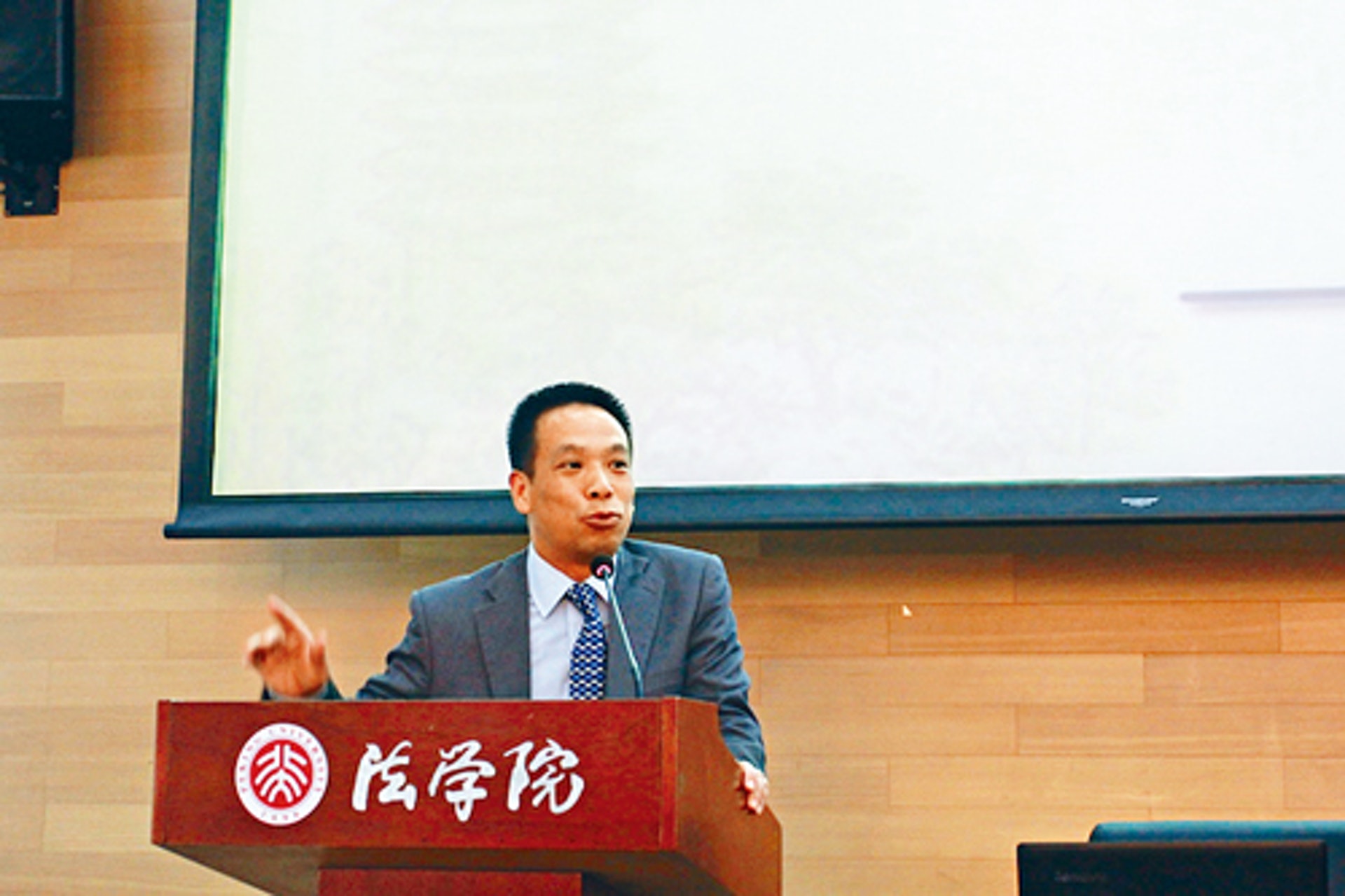 黃柳權稱國歌法在內地實施多年,未曾有中小學生被抓去坐監,故不會出現香港中小學生誤墮法網的問題。(資料圖片) 黃柳權稱國歌法在內地實施多年,未曾有中小學生被抓去坐監,故不會出現香港中小學生誤墮法網的問題。(資料圖片)