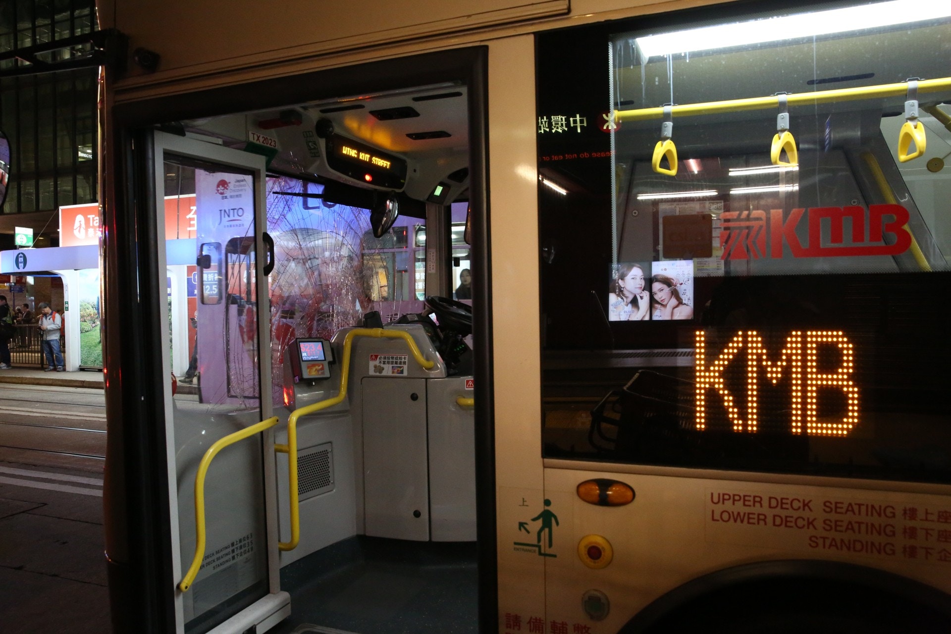 九巴車頭擋風玻璃破裂。(王譯揚攝)