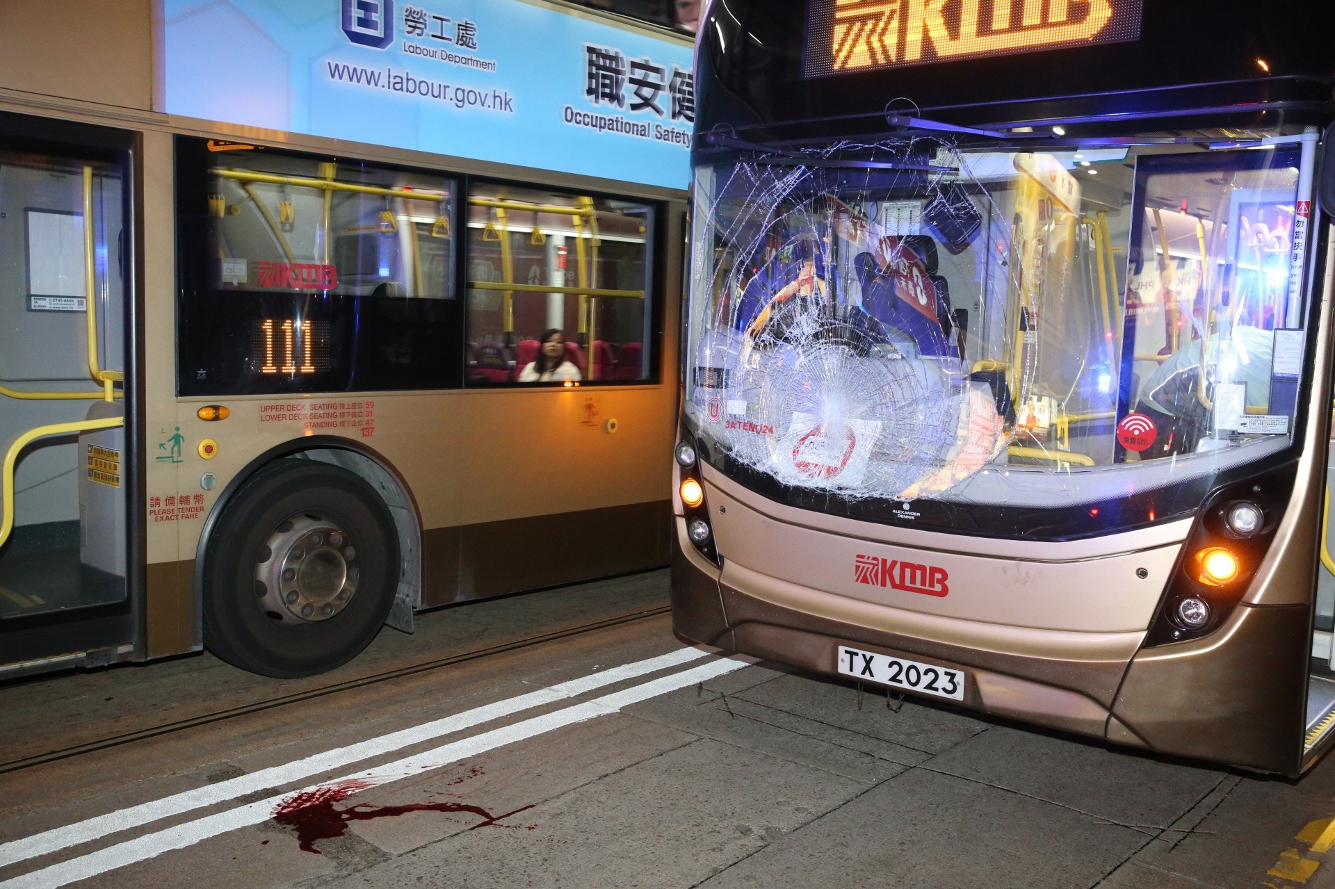 中環過路男遭九巴撞飛　頭傷送院治理　馬路留血漬
