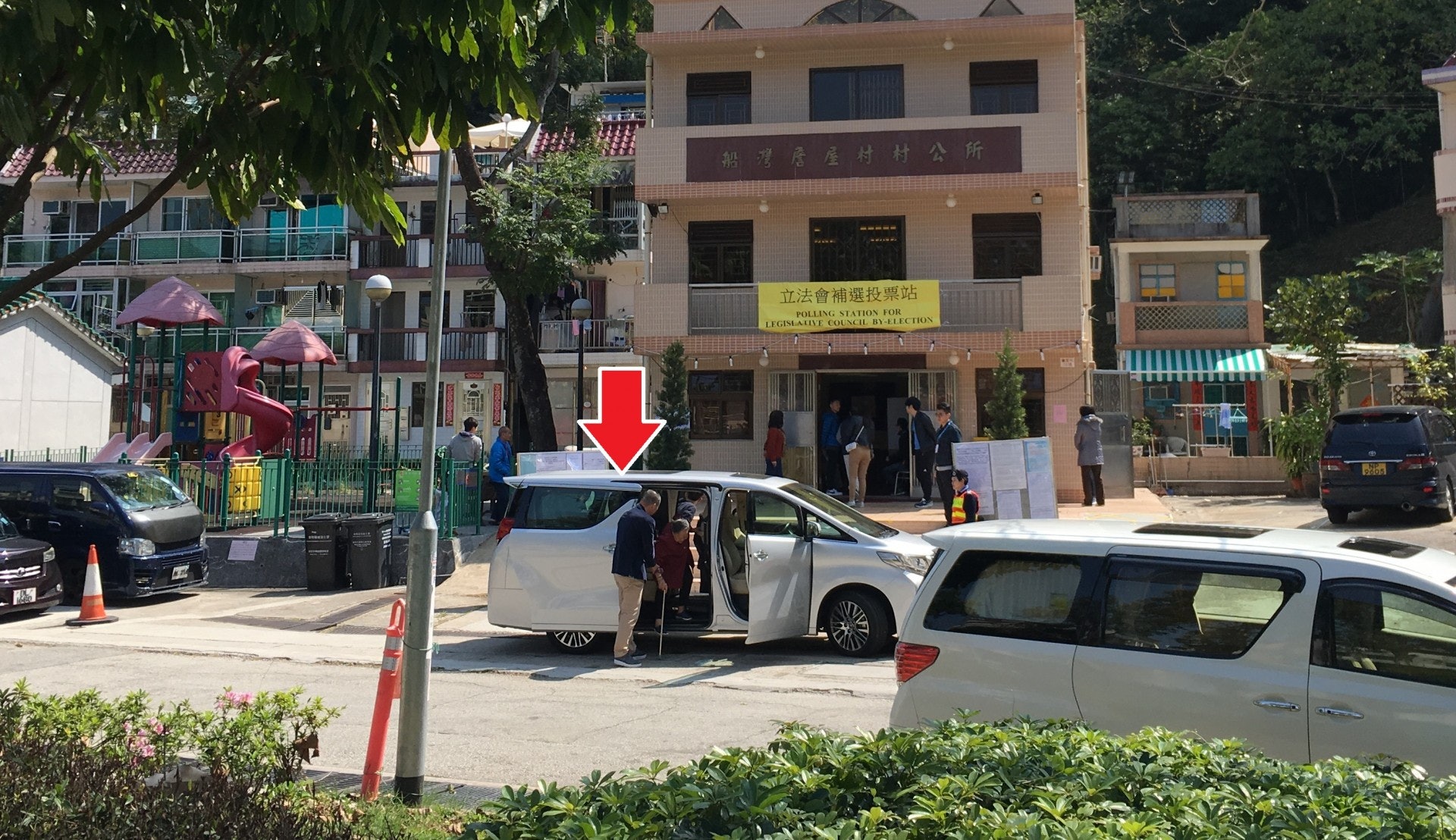 詹屋村票站外今早有多輛七人車接送區內長者到場投票。 詹屋村票站外今早有多輛七人車接送區內長者到場投票。