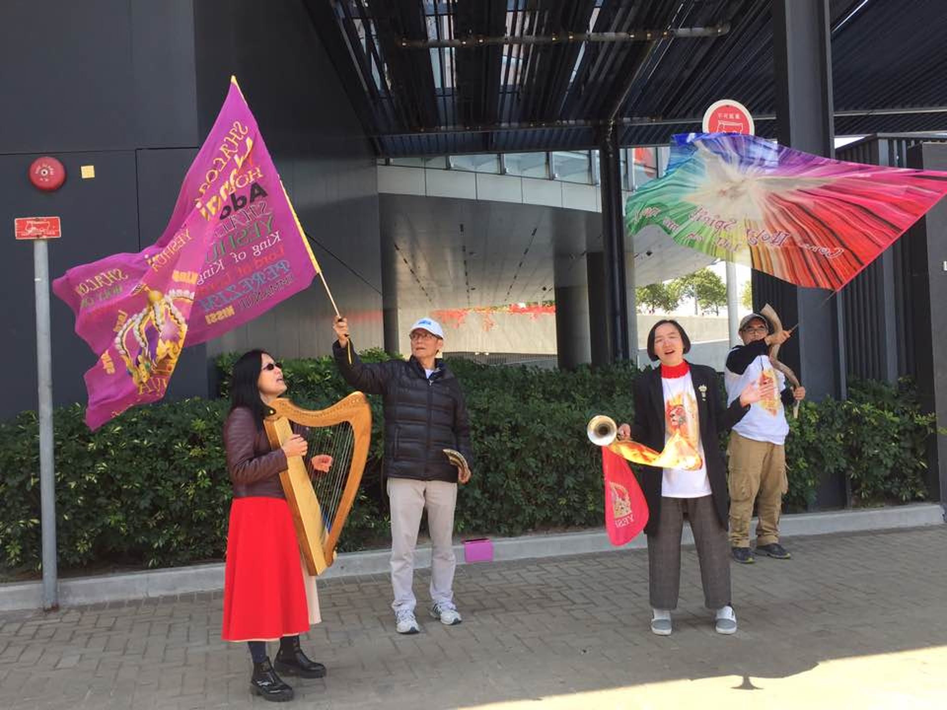 新界東候選人趙佩玉今天由早至晚會留在立法會外祈禱和敬拜。(羅家晴攝) 新界東候選人趙佩玉今天由早至晚會留在立法會外祈禱和敬拜。(羅家晴攝)