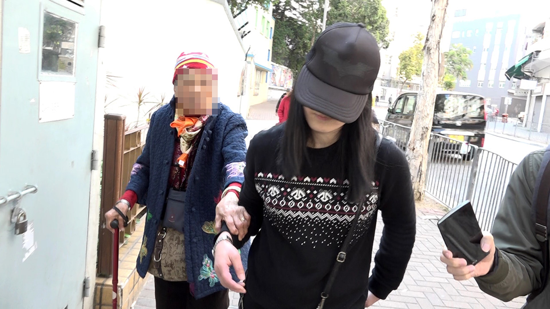 鄭泳舜監察投票代理人(戴帽者)帶同一名90歲的婆婆投票,投票後婆婆表示自己不識字,而代理人則稱自己是義工,不回應記者提問。(詹郭敏攝) 鄭泳舜監察投票代理人(戴帽者)帶同一名90歲的婆婆投票,投票後婆婆表示自己不識字,而代理人則稱自己是義工,不回應記者提問。(詹郭敏攝)
