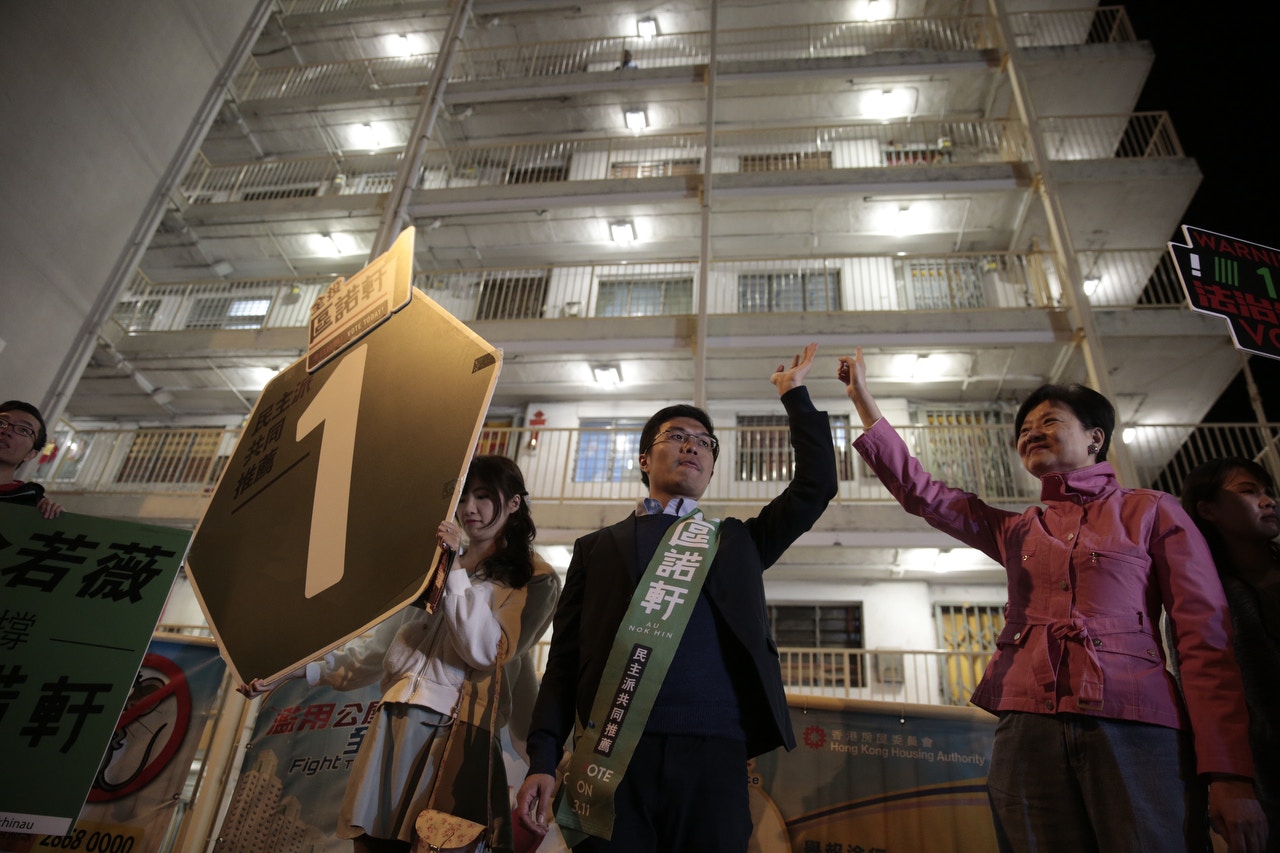 區諾軒入夜後仍積極拉票。（林若勤攝）