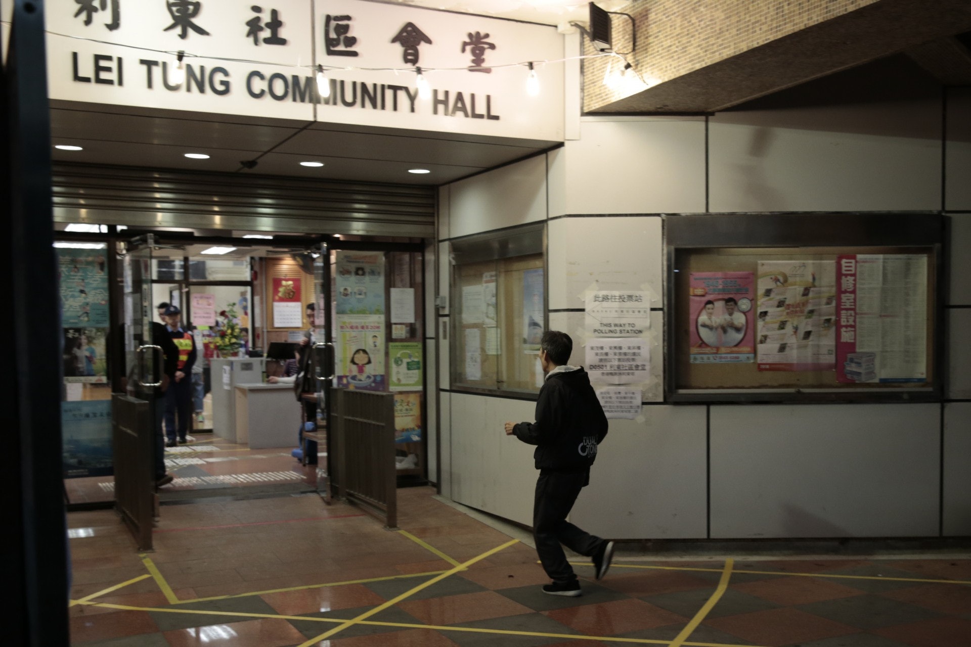 黃先生幸而在關門前3分鐘趕上投票。(林若勤攝) 黃先生幸而在關門前3分鐘趕上投票。(林若勤攝)