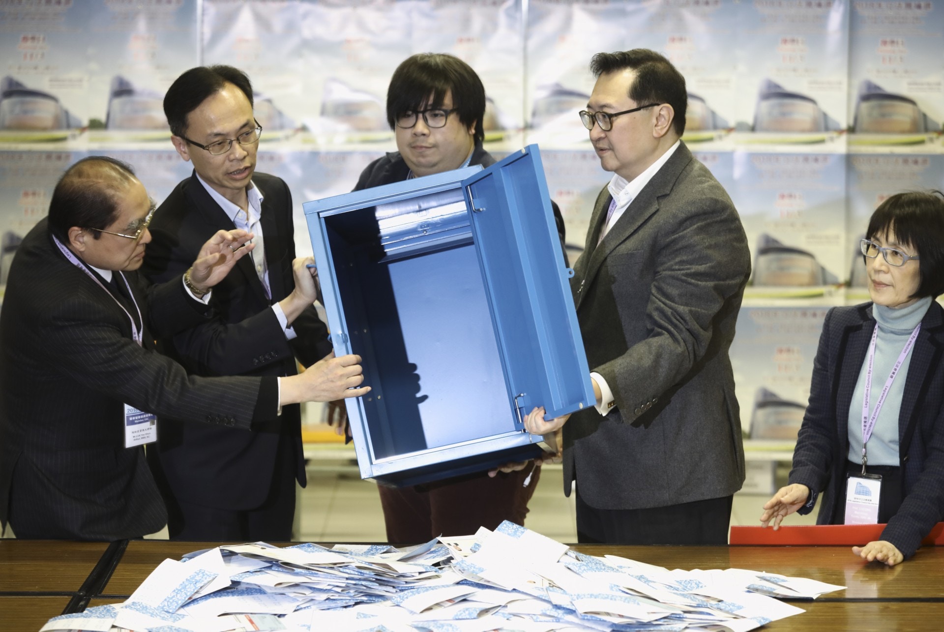 姚松炎在美孚北以五百票距離贏出。（盧翊銘攝）